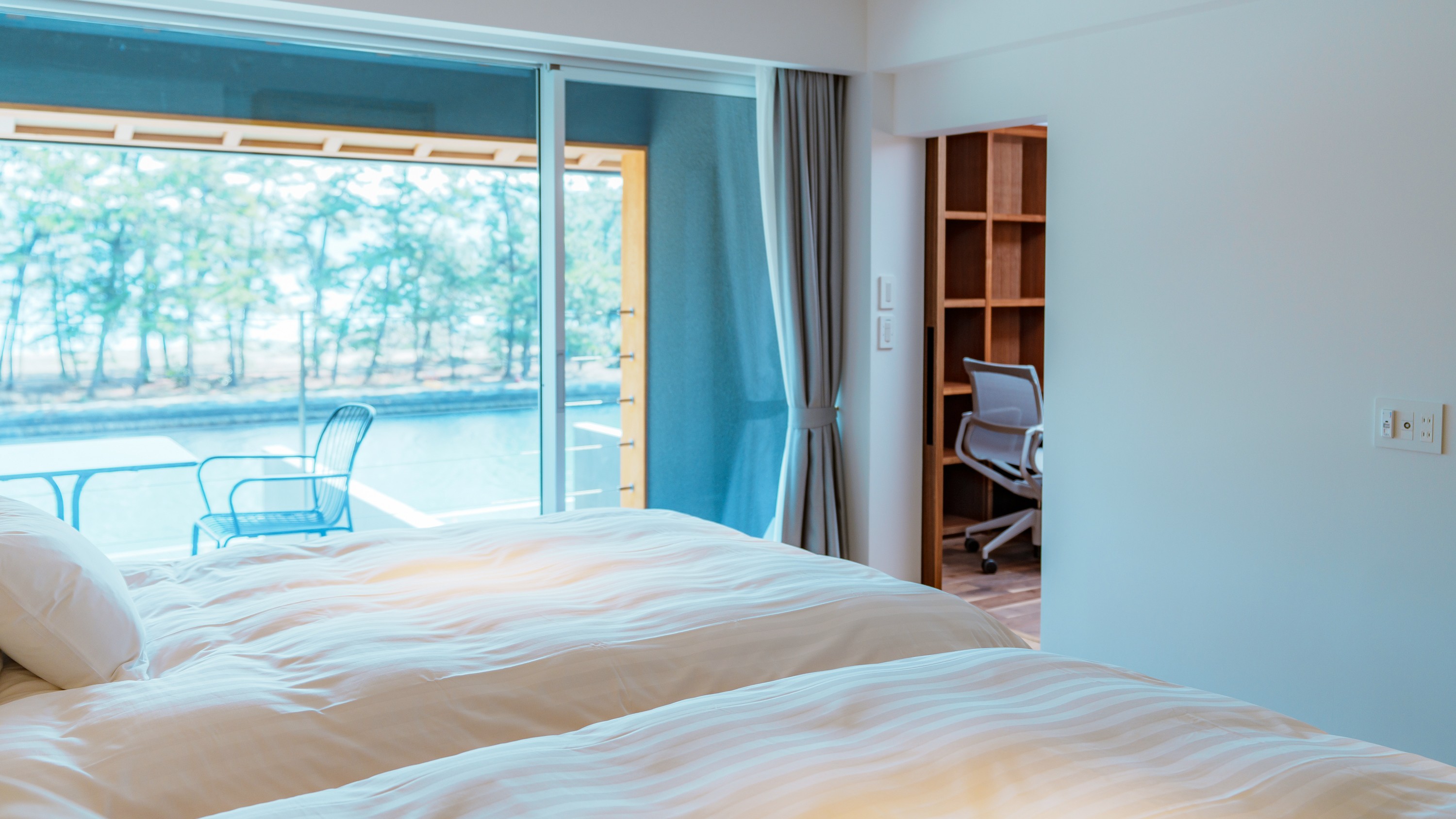 【calm（カーム）】天橋立の運河を望むベッドルーム。