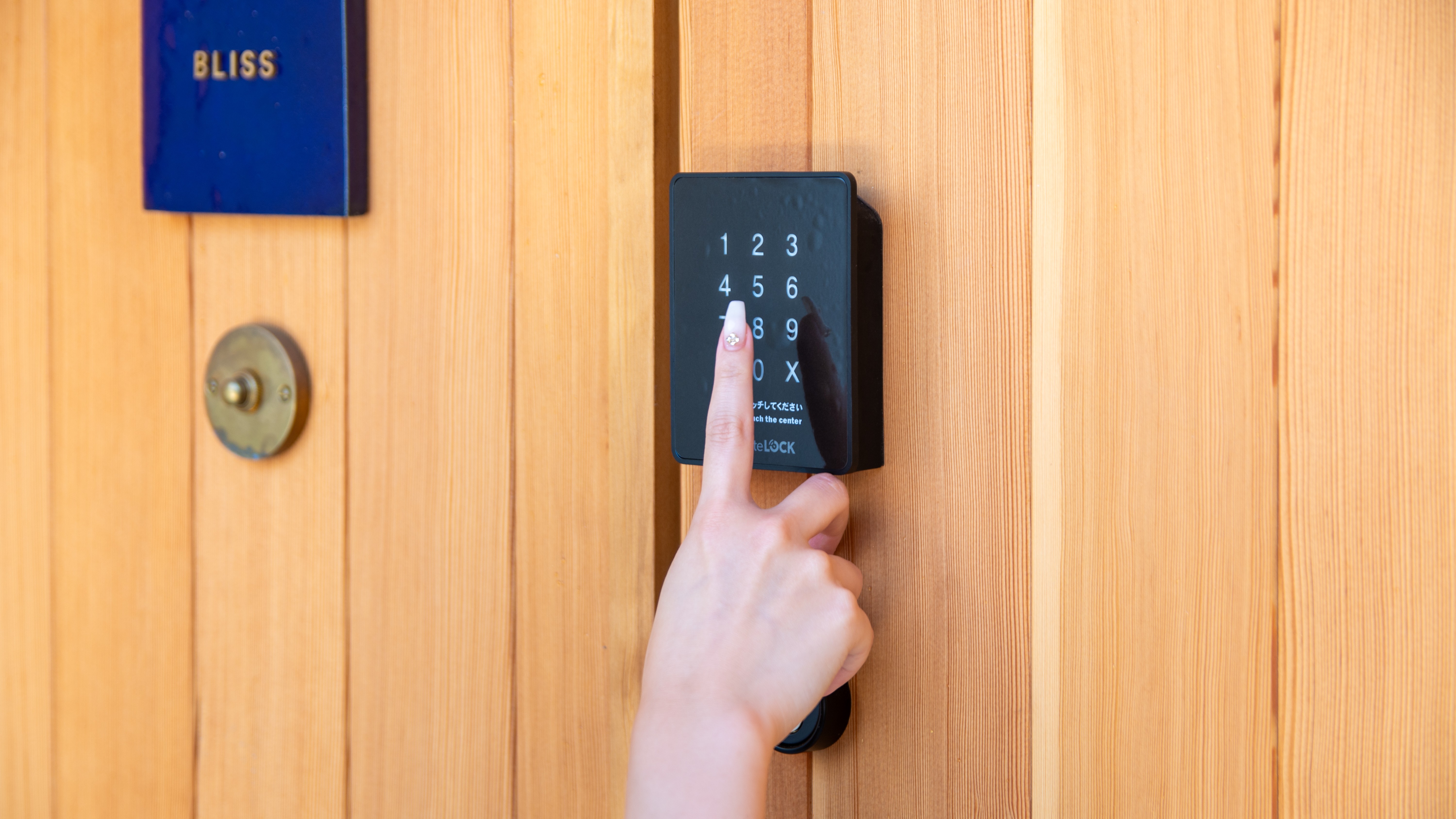 【チェックイン】入館キー、入室キーを事前にお客様のメールに送付します。キーを利用してご入室ください。