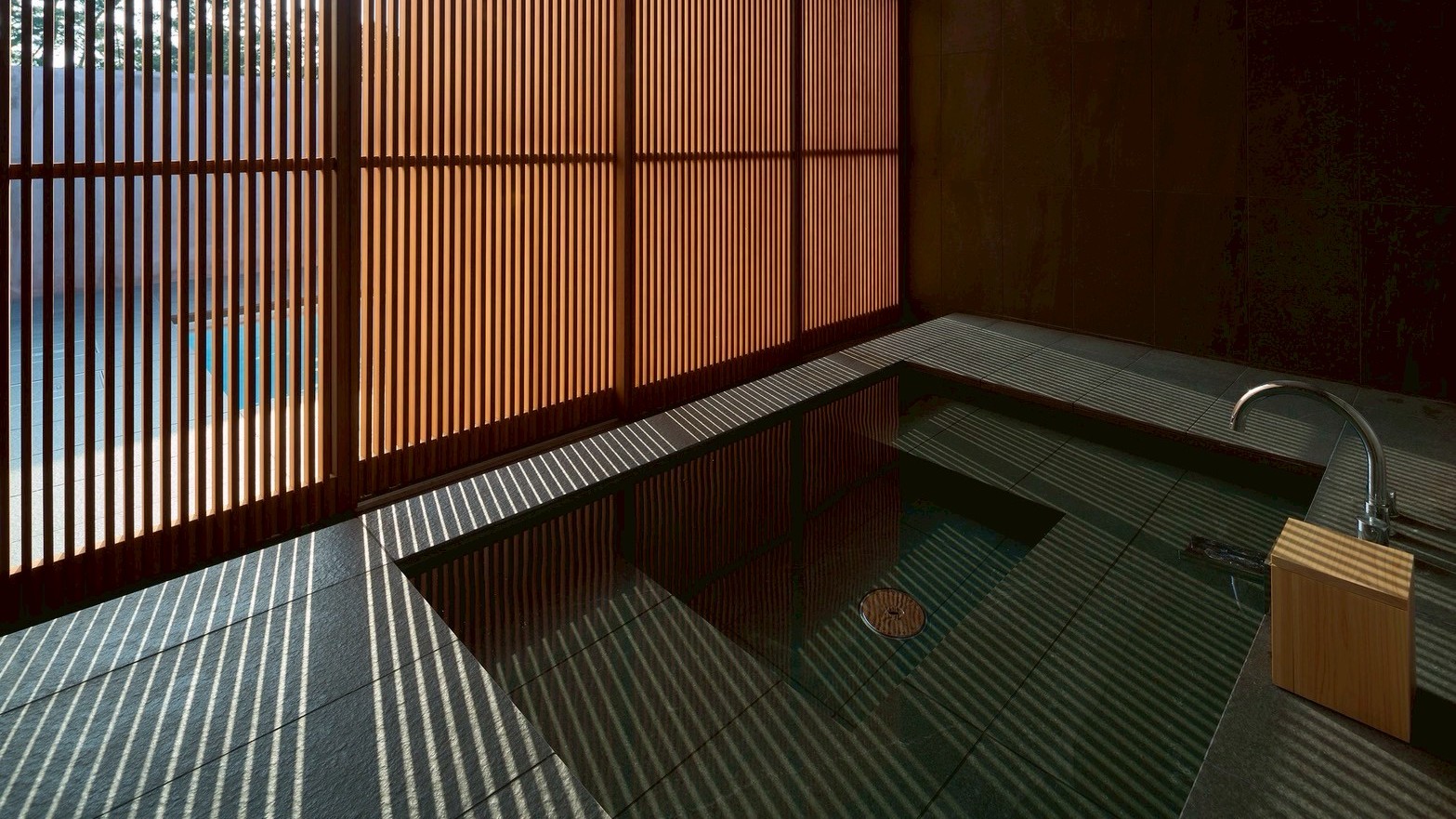 【aeon（エオン）】プールビューの露天風呂でゆったりと湯浴みを愉しむ。