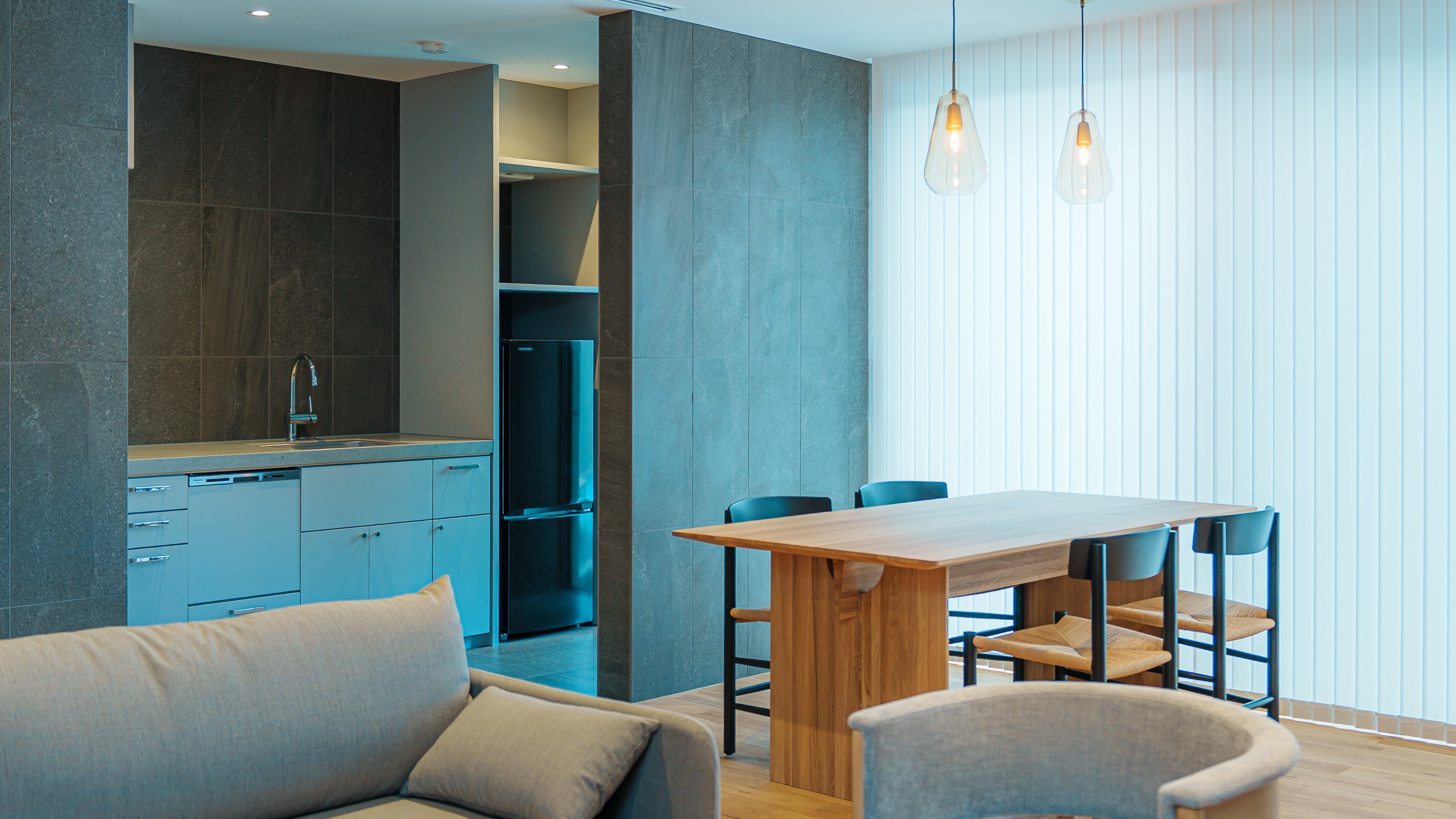 【dawn（ドーン）】プールビューのダイニングでゆったりと。