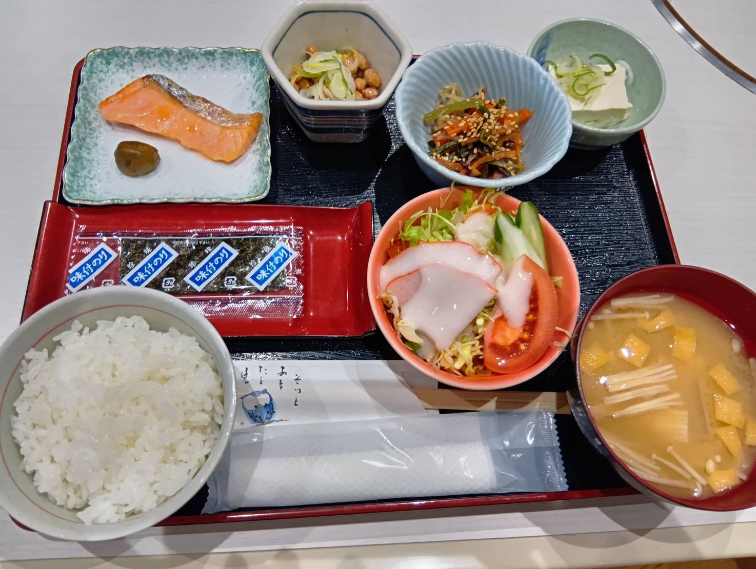 地元・南陽市の食材を楽しめるたっぷりご朝食。お米は地元の契約農家「しまさき農園」（https://shimasaki-nouen.shop/） から取り寄せています。