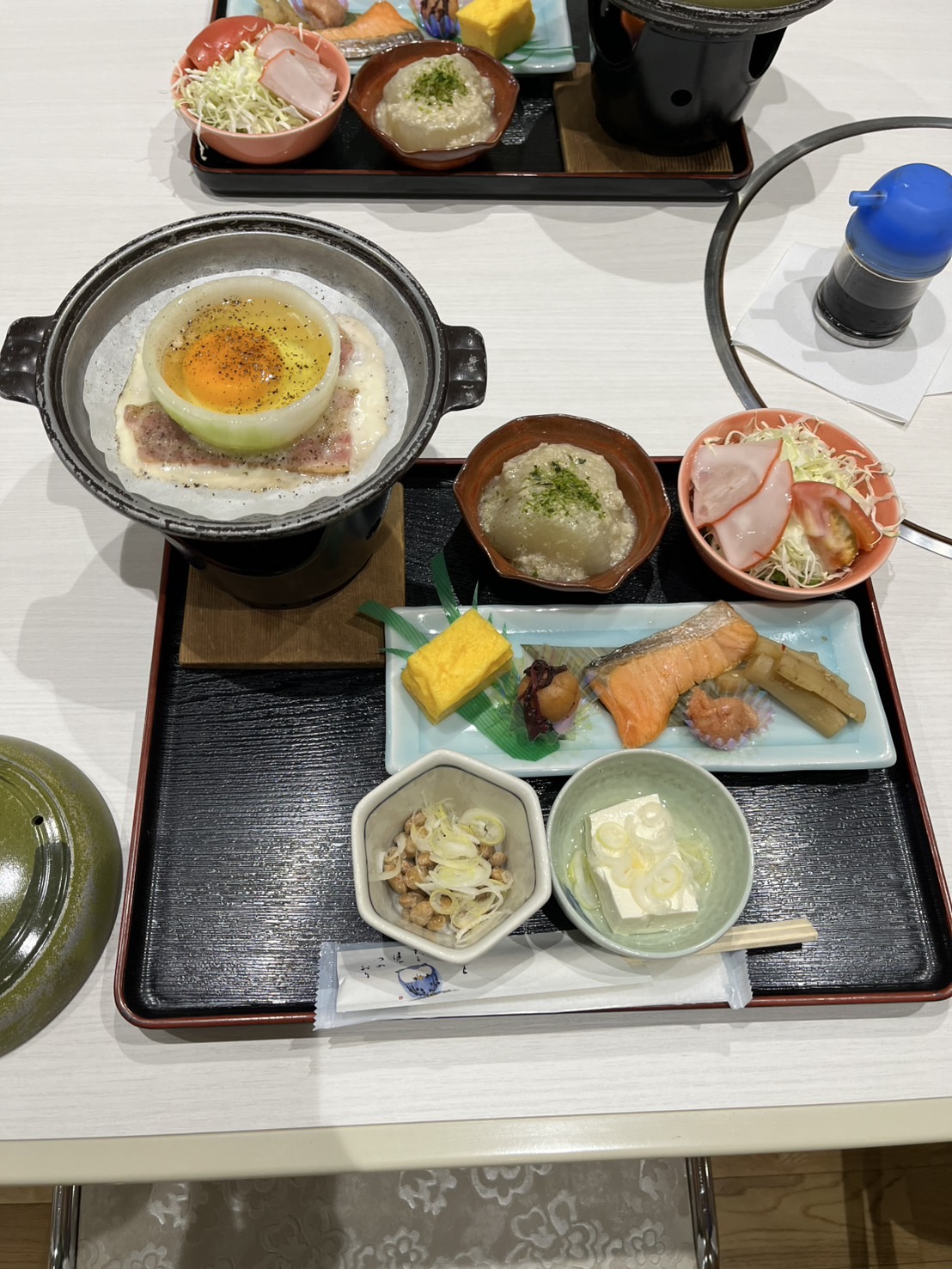 地元・南陽市の食材を楽しめるたっぷりご朝食。お米は地元の契約農家「しまさき農園」（https://shimasaki-nouen.shop/） から取り寄せています。