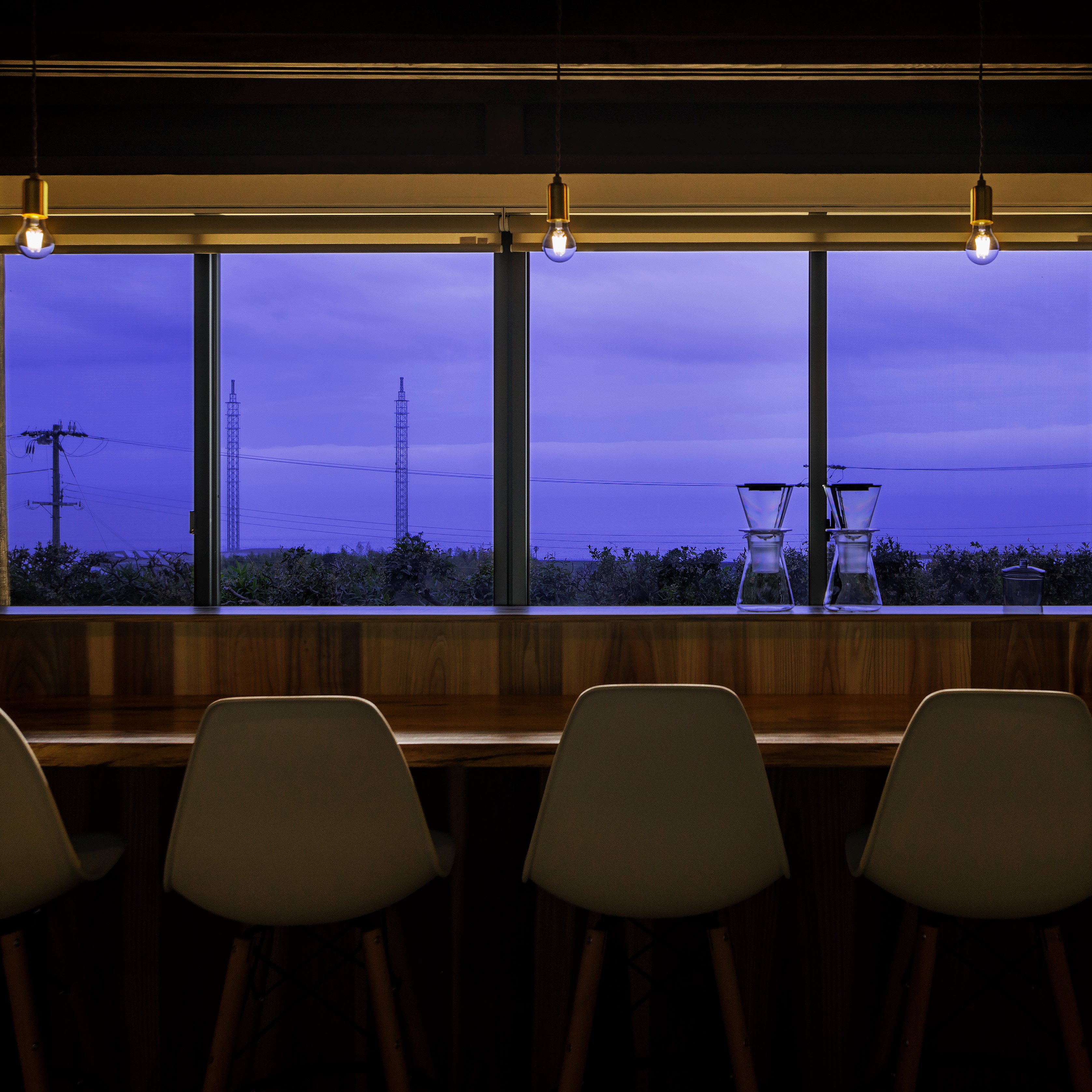 カウンターから海を望む