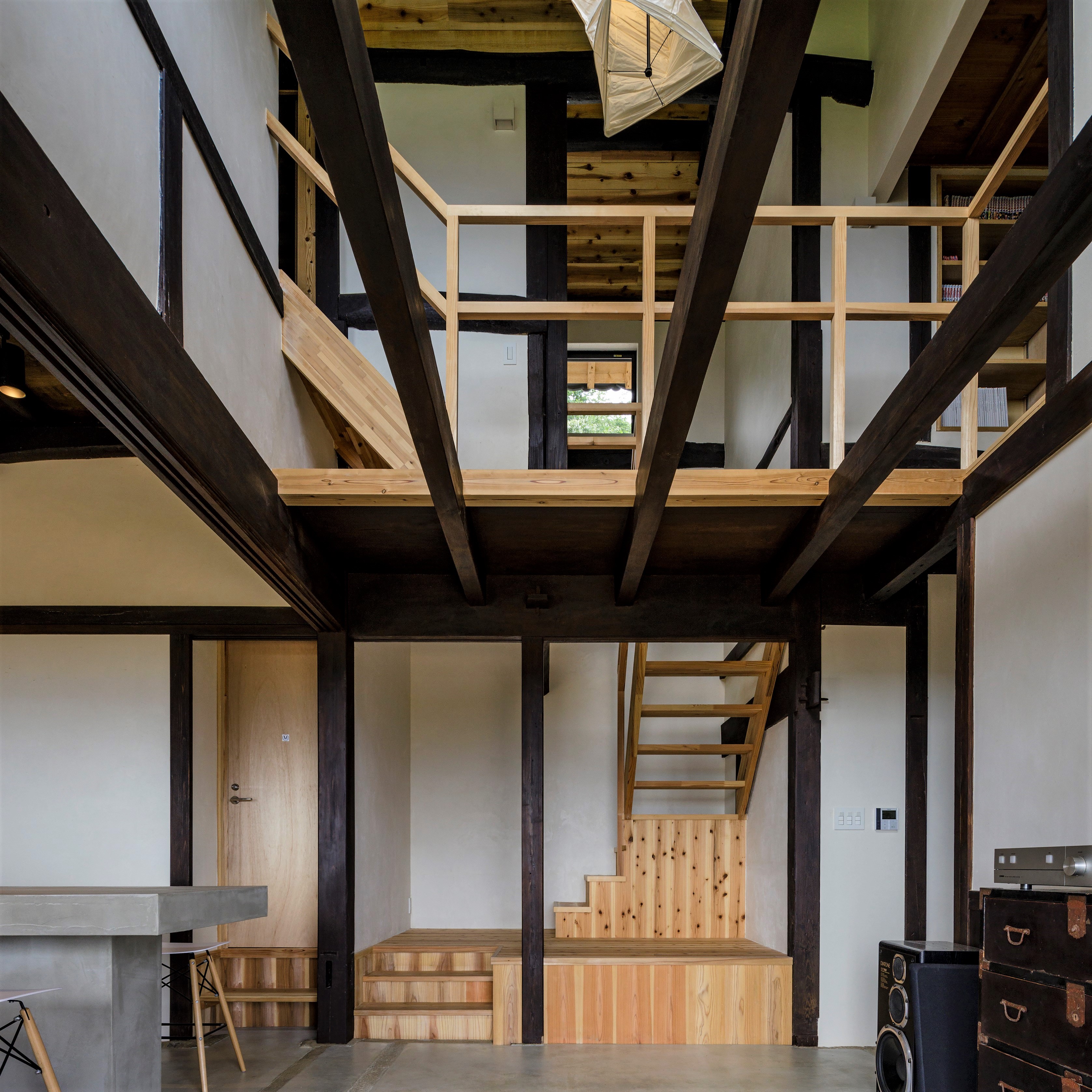 玄関を入るとモダンにリノベーションされた土間