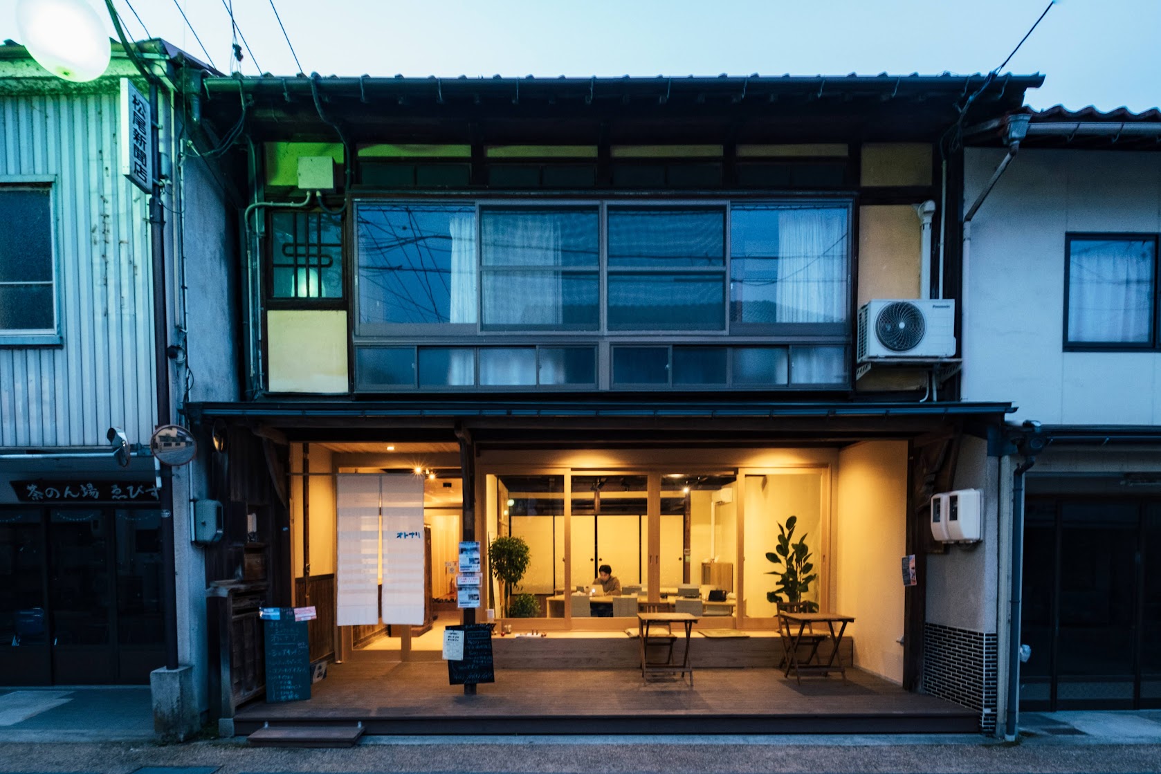 外観（夜）｜歴史ある商店街