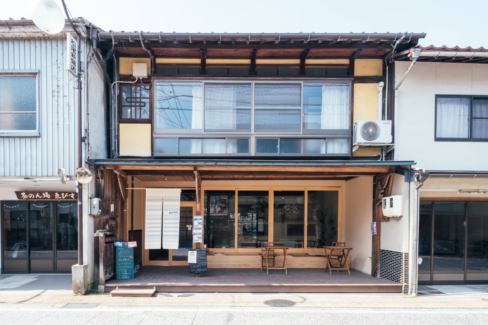 外観（昼）｜歴史ある商店街