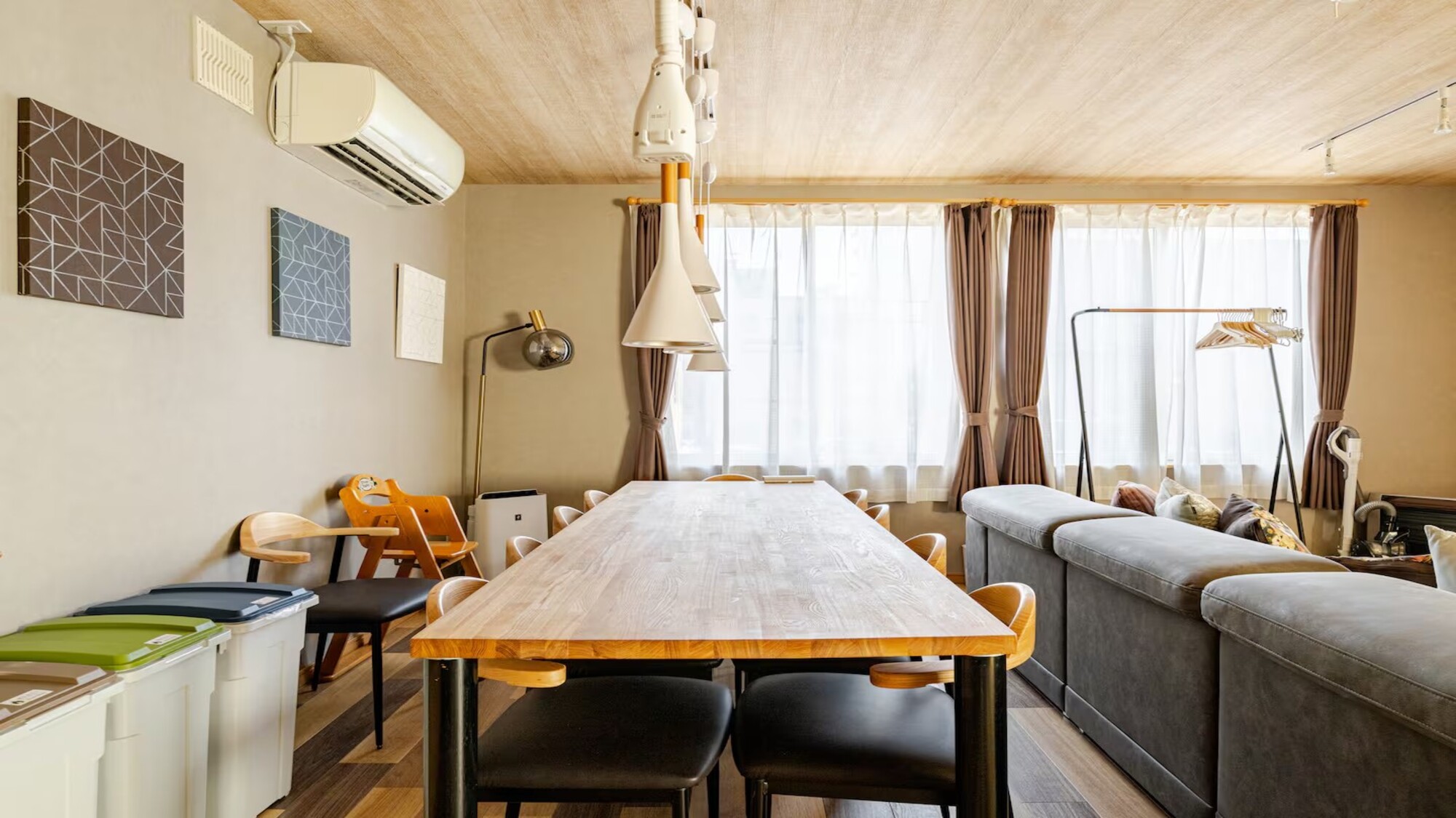 ダイニングテーブルを囲んでみんなでお食事をお楽しみください