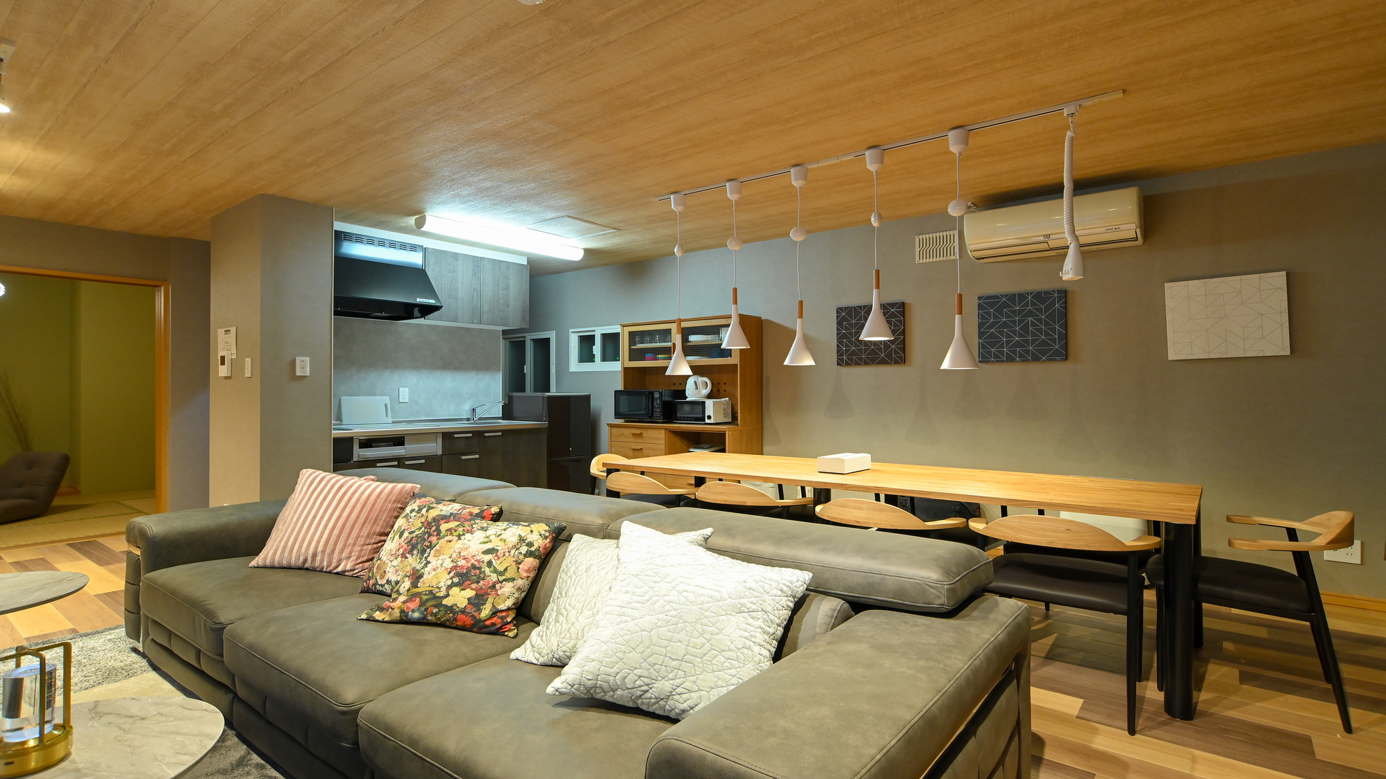 ダブルソファベッドが1台あり、2名ベッドとして使えます。