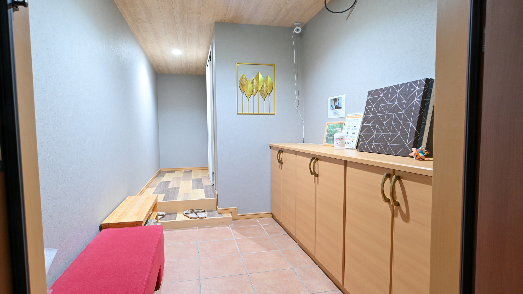 エントランスでタブレットチェックインのお手続きをお願いします。