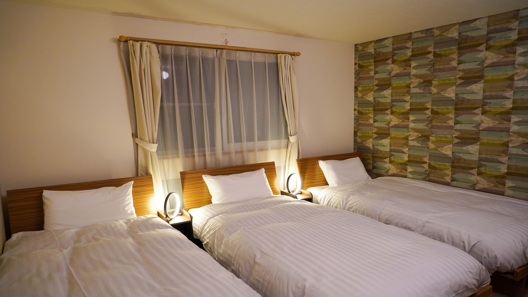 寝室（シングルベッド3台、ダブルベッド1台）