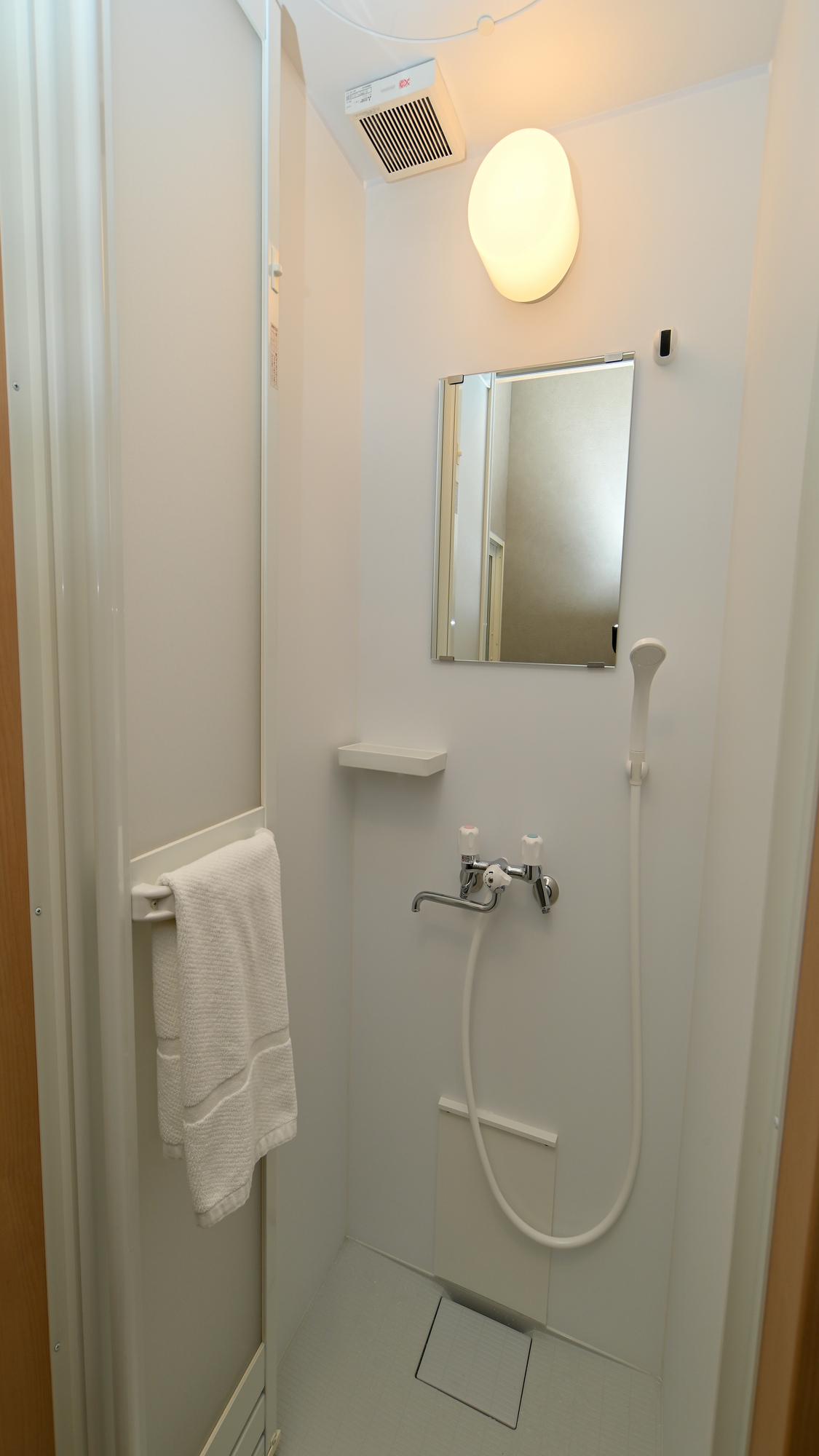 バスルームとは別にシャワールームも完備