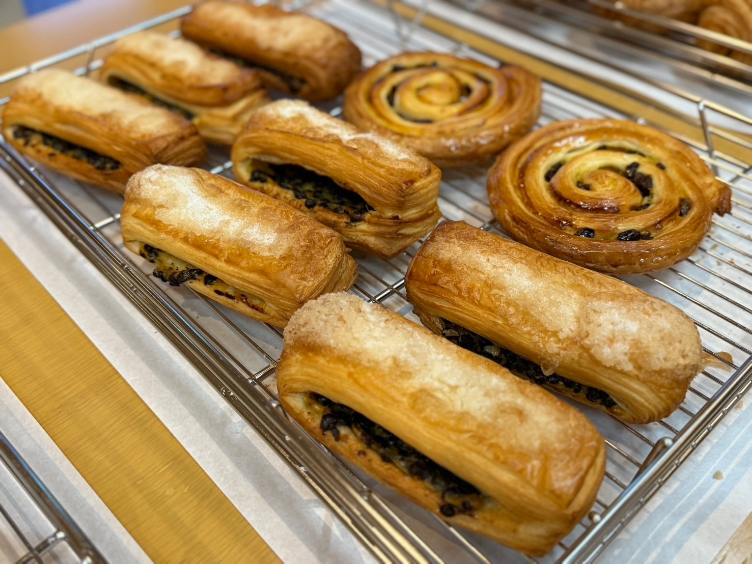 売店にて出来立てパンを販売