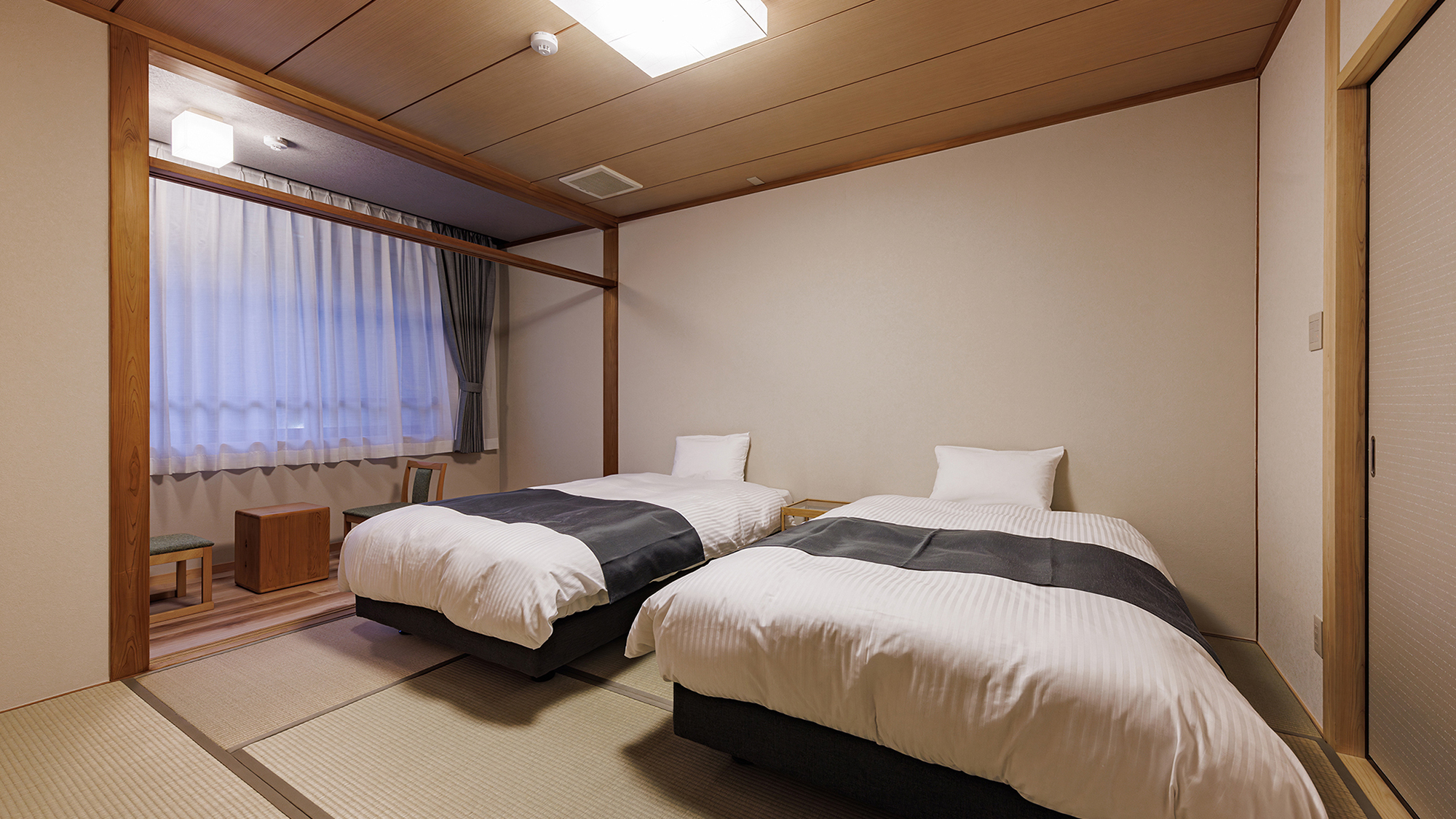 セミダブルベッド２台