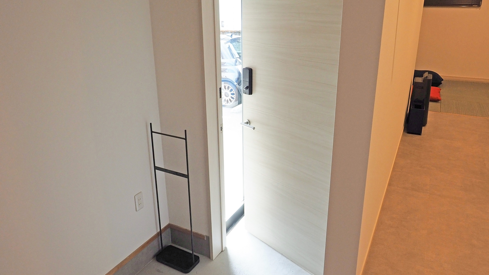 ・【玄関】傘立てを設置していますので、濡れた傘をかけておけるので便利