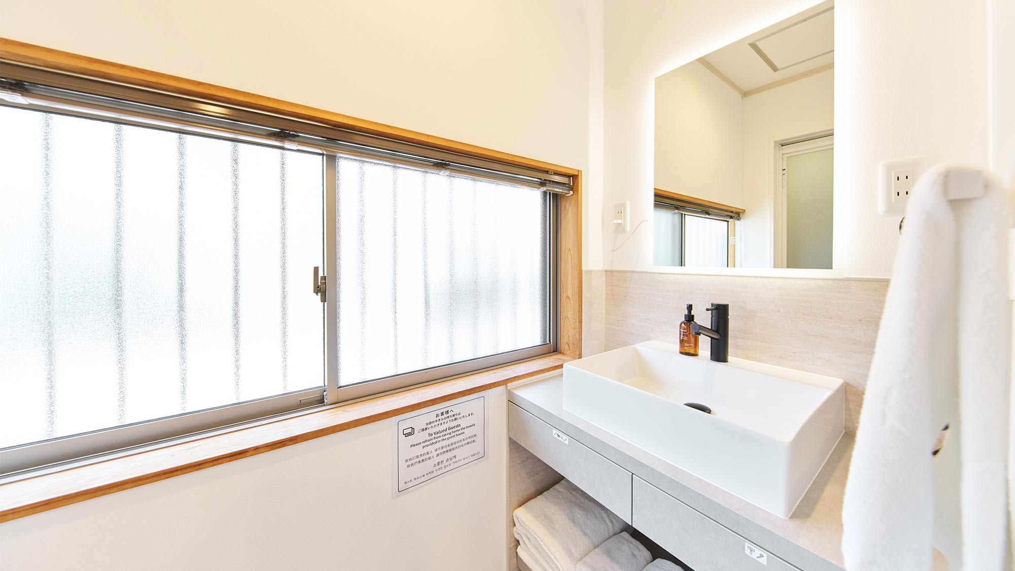 ・【脱衣所】照明付きの鏡を設置。明るい鏡で気持ちよい身支度ができます