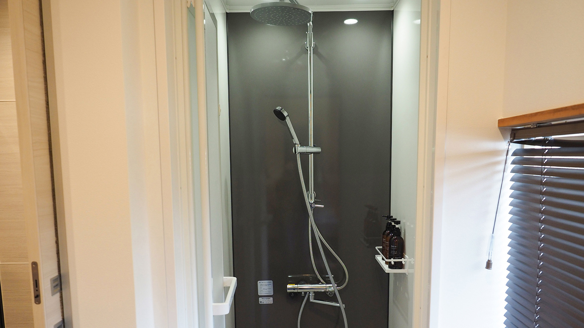 ・【シャワールーム】ボディソープなどアメニティを備えたコンパクトなシャワールーム