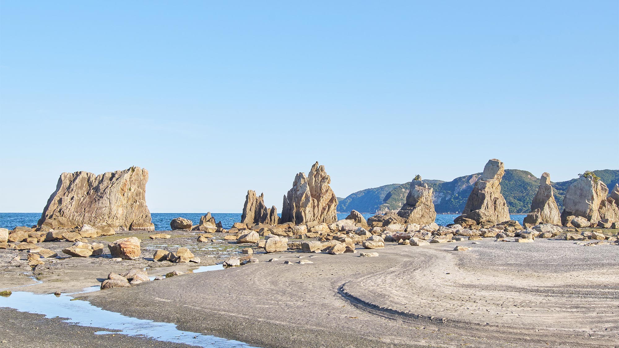 ・【橋杭岩】当館から車で約5分。自然が作り出した造形美をお楽しみください