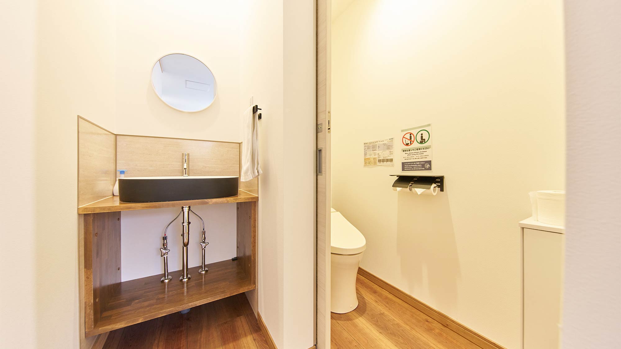 ・【洗面所】トイレのすぐ横に手洗い場を設置。衛生的にご利用いただけます