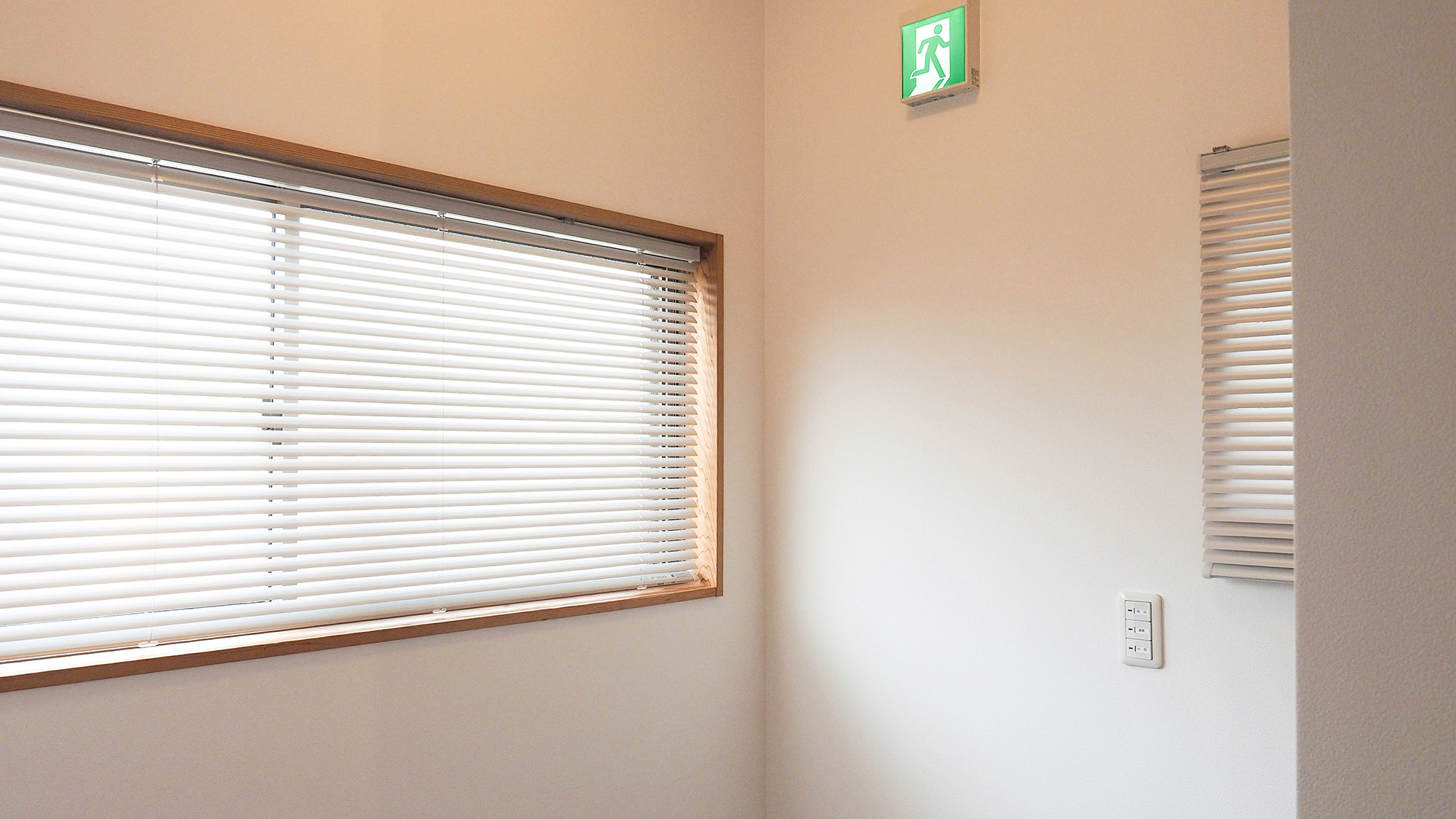 ・【2Fリビング】非常口の案内がございます