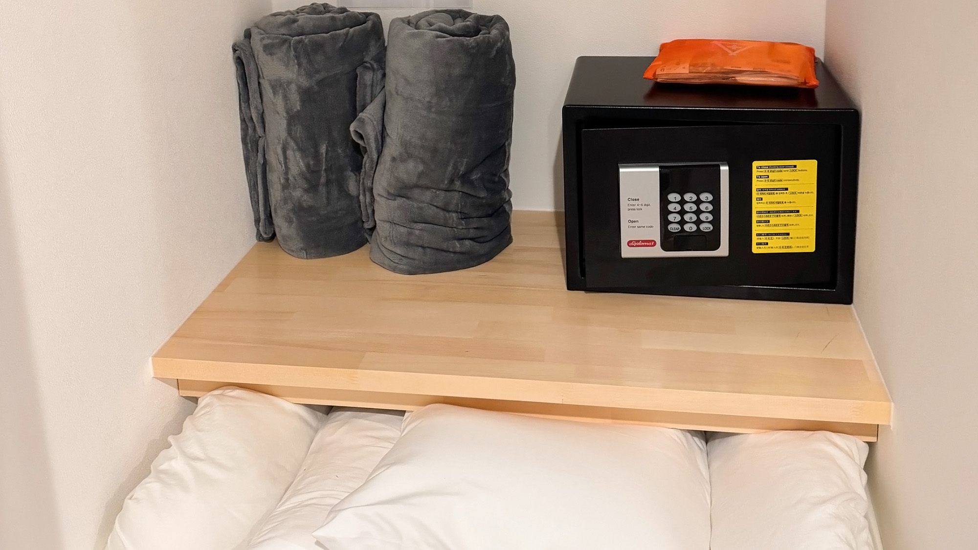 ・【ベッドルーム3】クローゼットの下に布団を収納していただけます