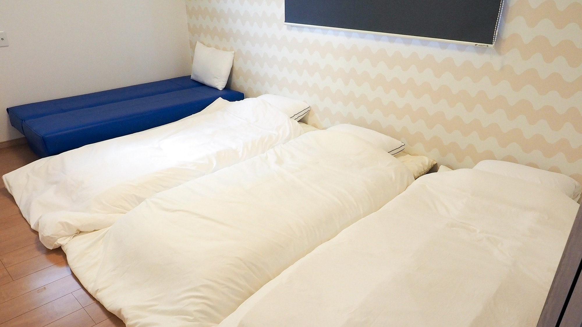 ・【ベッドルーム2】ベッドを3台とソファベッド1台設置。友人やご家族と楽しい時間をお過ごしください