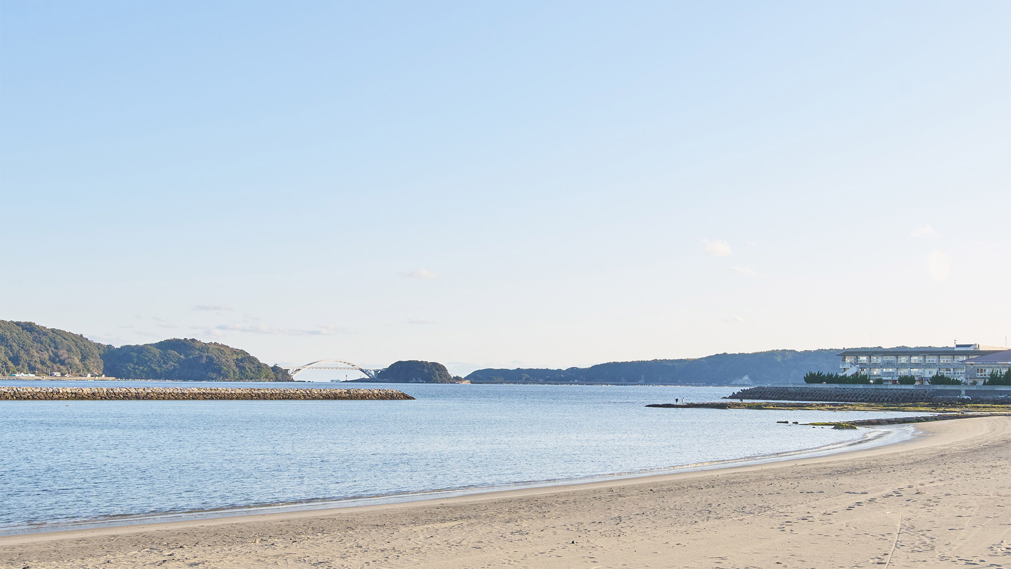 ・【橋杭海水浴場】橋杭岩に隣接。くしもと大橋と橋杭岩の絶景をお楽しみください