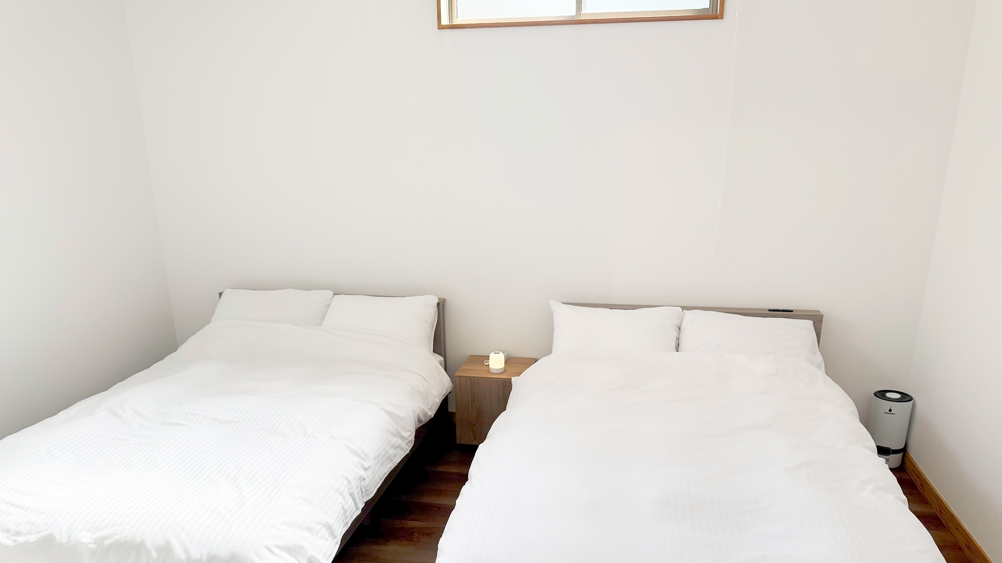 ・【ベッドルーム1】窓から差し込む日で目が覚める気持ちのよい朝をお迎えください