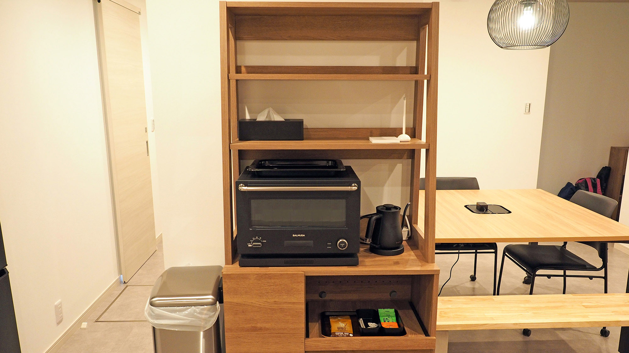 ・【ダイニング】オーブンレンジ・ケトルなどを完備。調理や温めにご利用ください