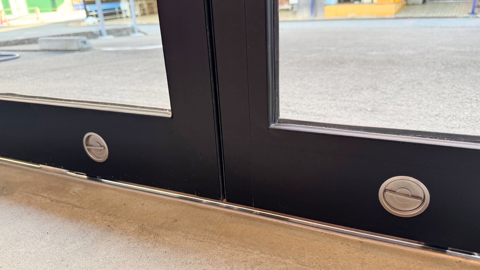 ・【自動ドア】施錠していただけますので、夜間や不在時などのセキュリティも安心