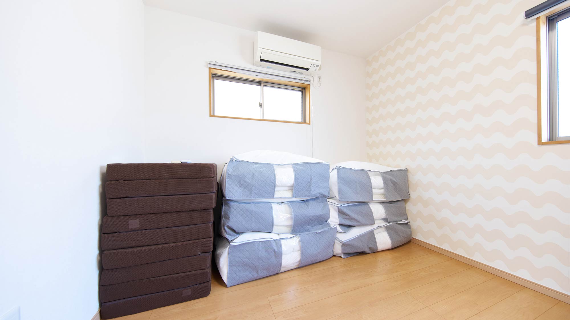 ・【お部屋】布団を3組ご用意しております。大人数でもゆったりおやすみいただけます