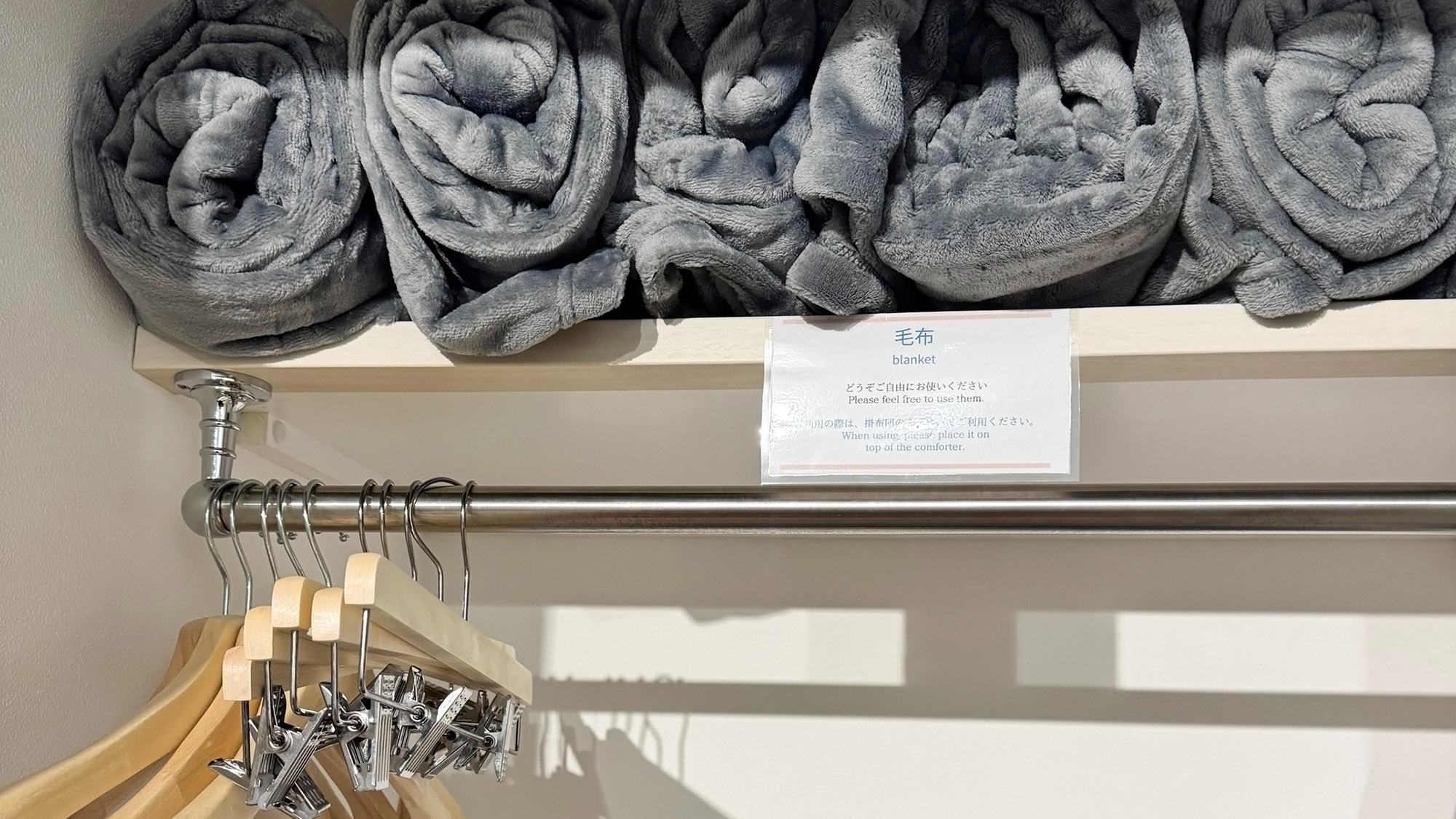 ・【2Fリビング】気温が低くなったときに便利なブランケットを複数ご用意