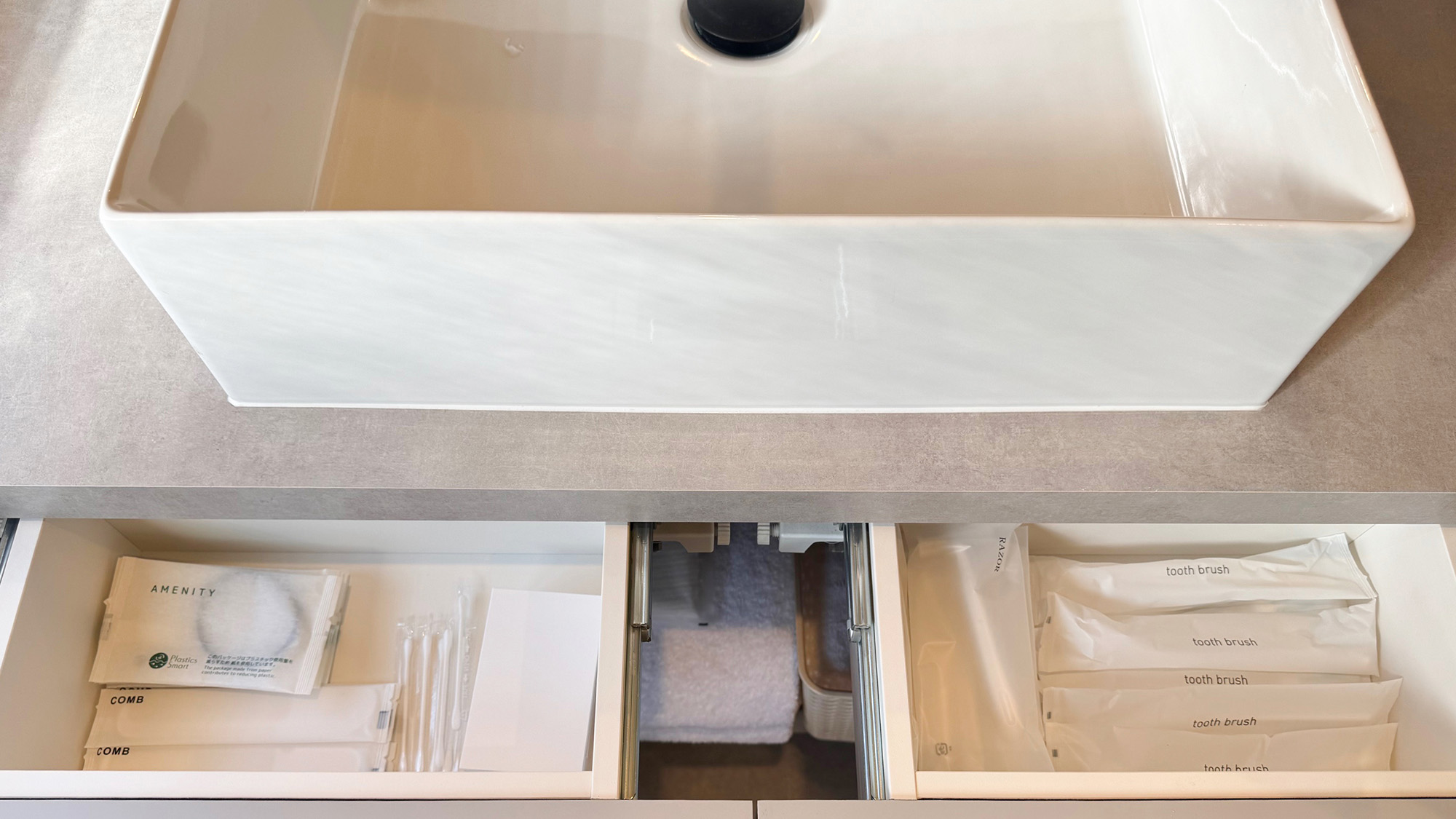 ・【1F洗面所】歯ブラシ、くし、髭剃り、綿棒などをご用意しております