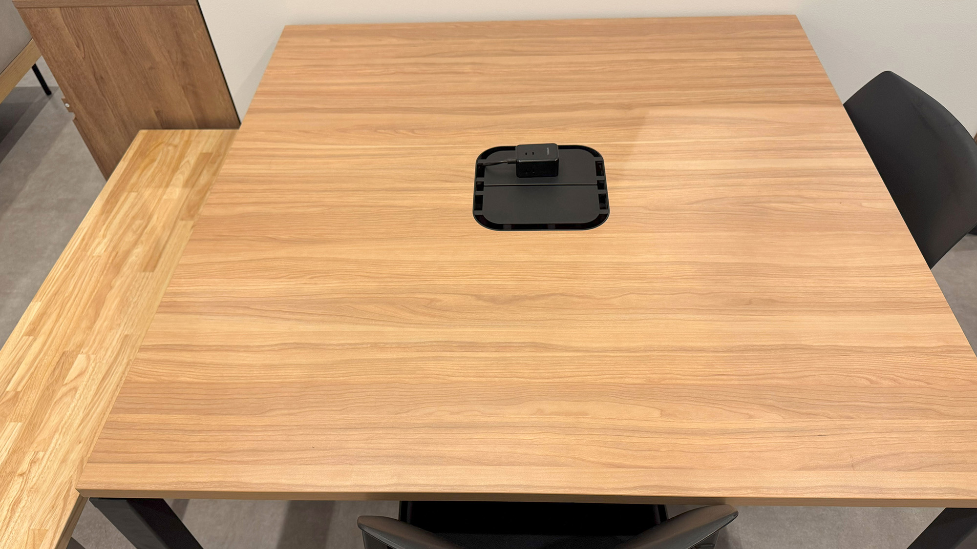 ・【ダイニング】広々としたテーブルにはUSBポートをご用意しております