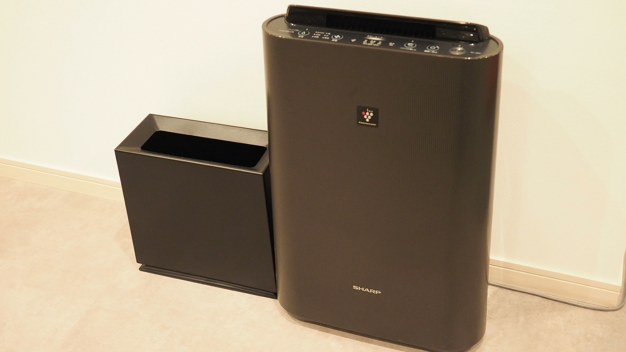 ・【1Fリビング】スタイリッシュなデザインで、スリムな空気清浄機を設置