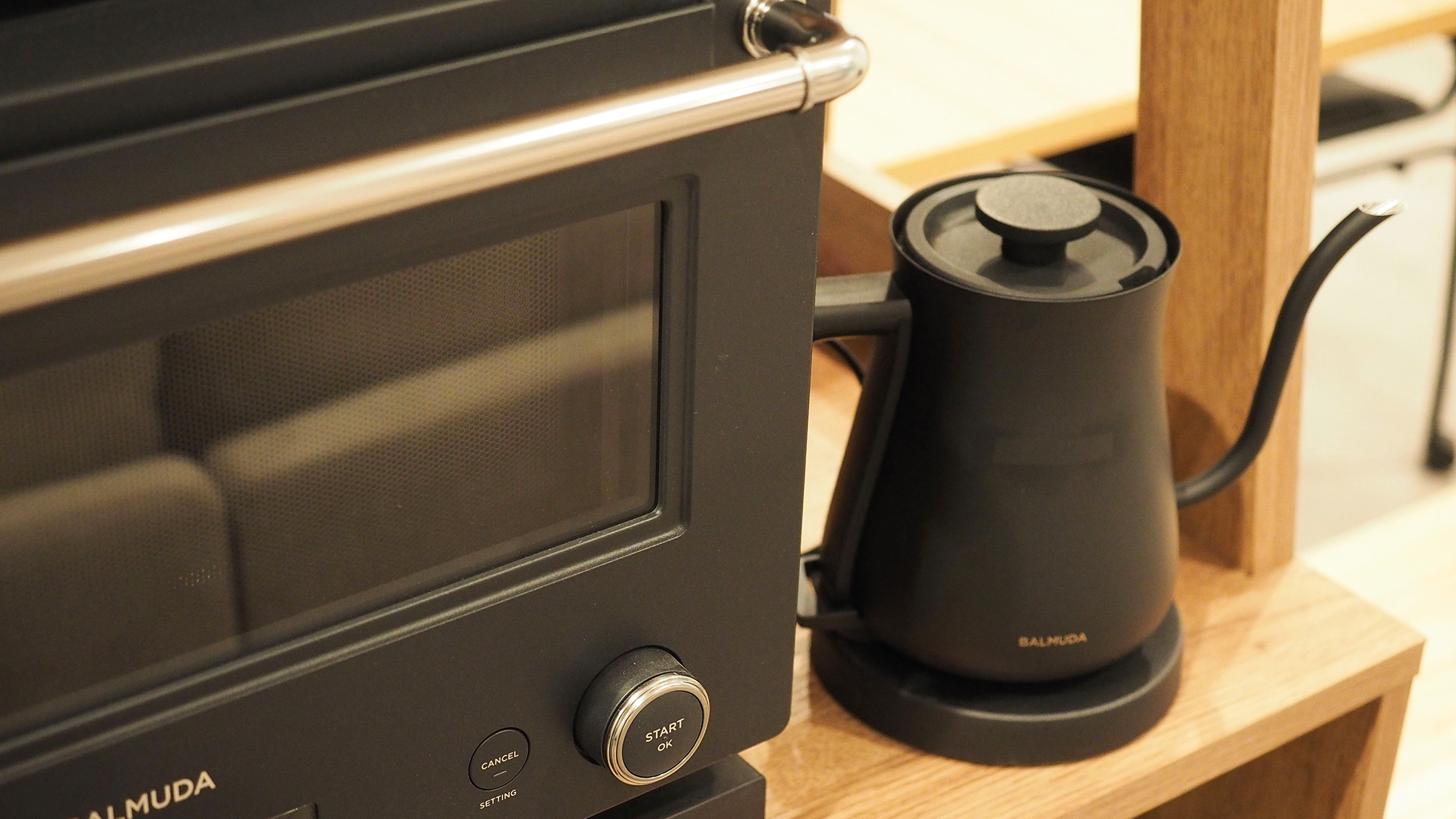 ・【ダイニング】シンプルで注ぎやすいデザインのケトル。ティータイムがさらに楽しい時間に