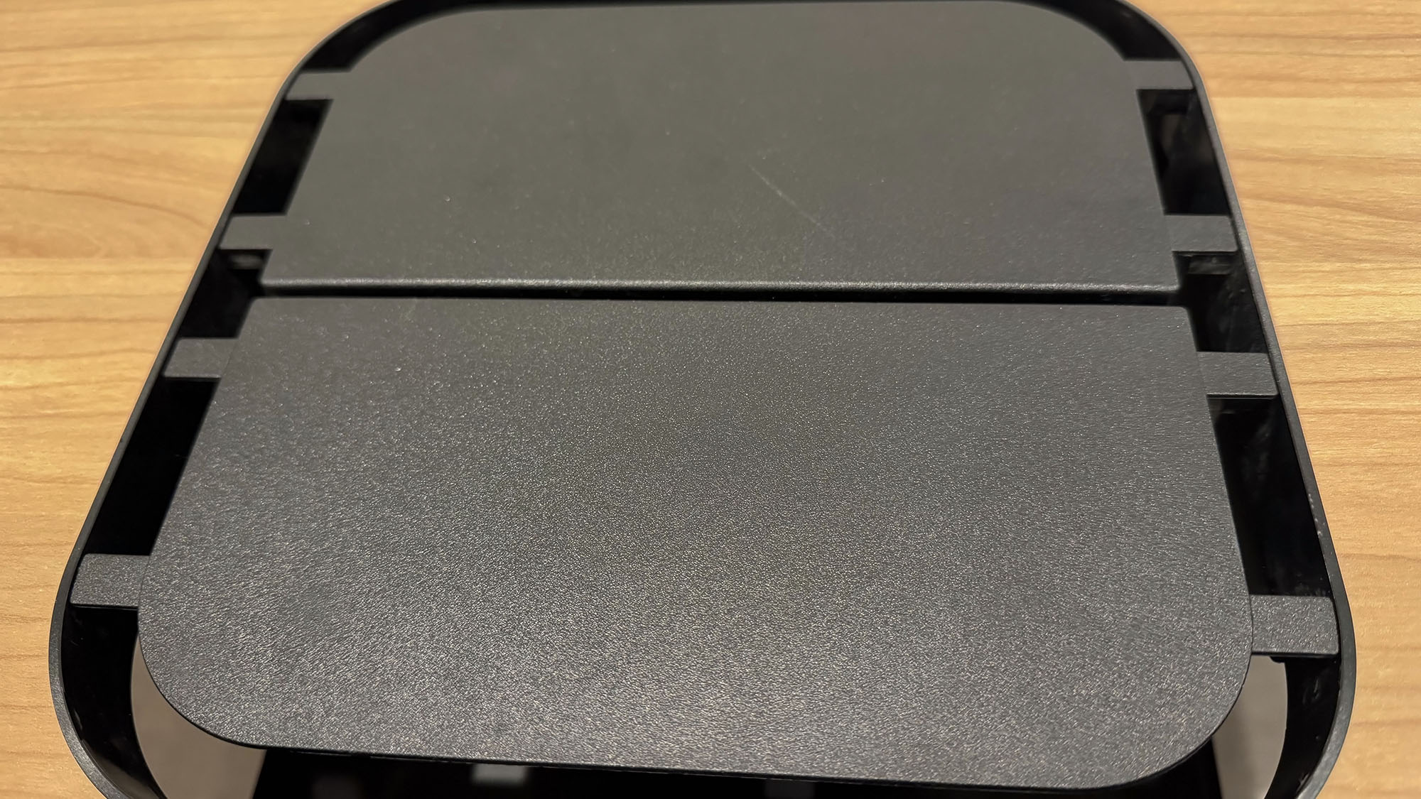 ・【ダイニング】テーブルにはUSBポートを設置。仕事用のデスクとしてもお使いいただけます