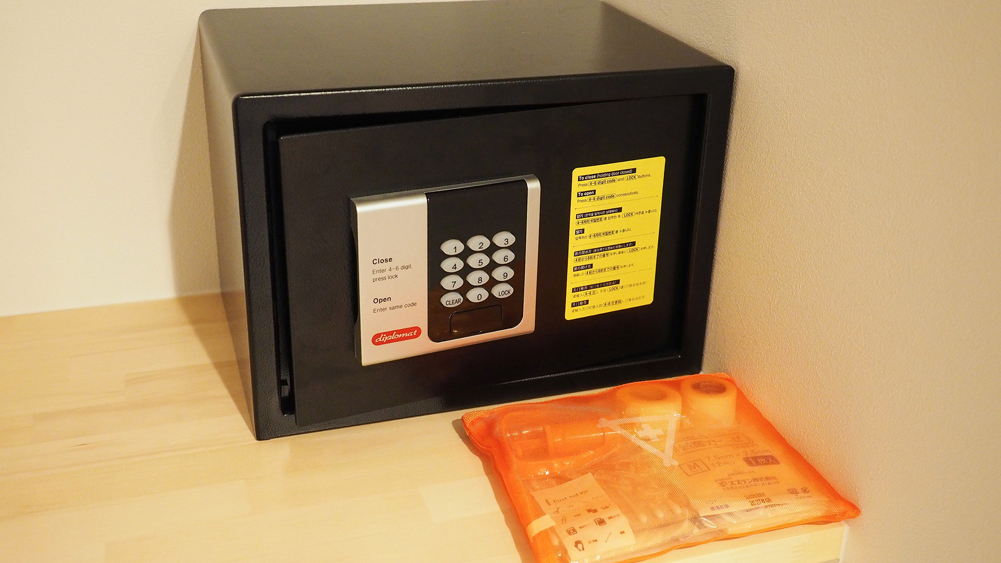 ・【1Fリビング】貴重品は金庫にお預けください