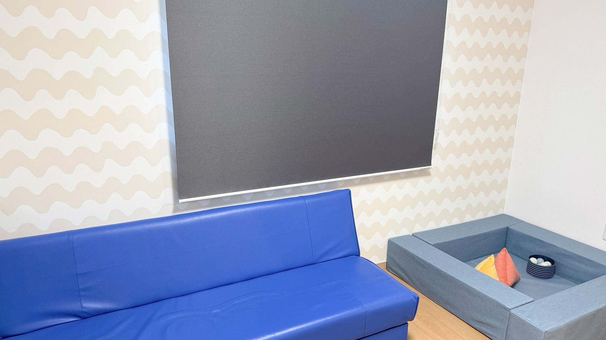 ・【ベッドルーム2】ベッドにもなるソファで思い思いの時間を過ごしお寛ぎください