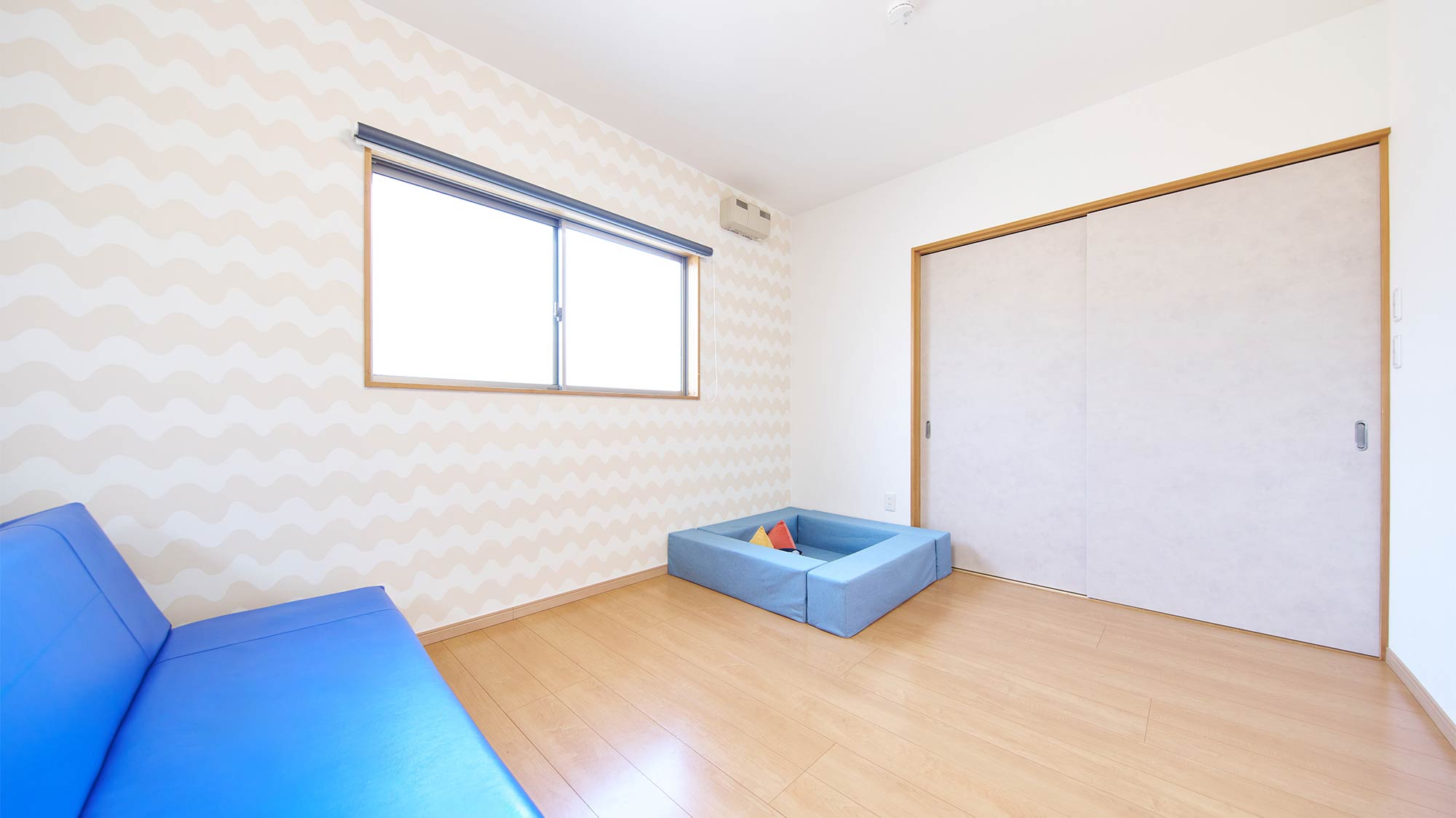 ・【キッズスペース】多目的に使えるソファベッドをご用意。お子様の遊びを見守れます