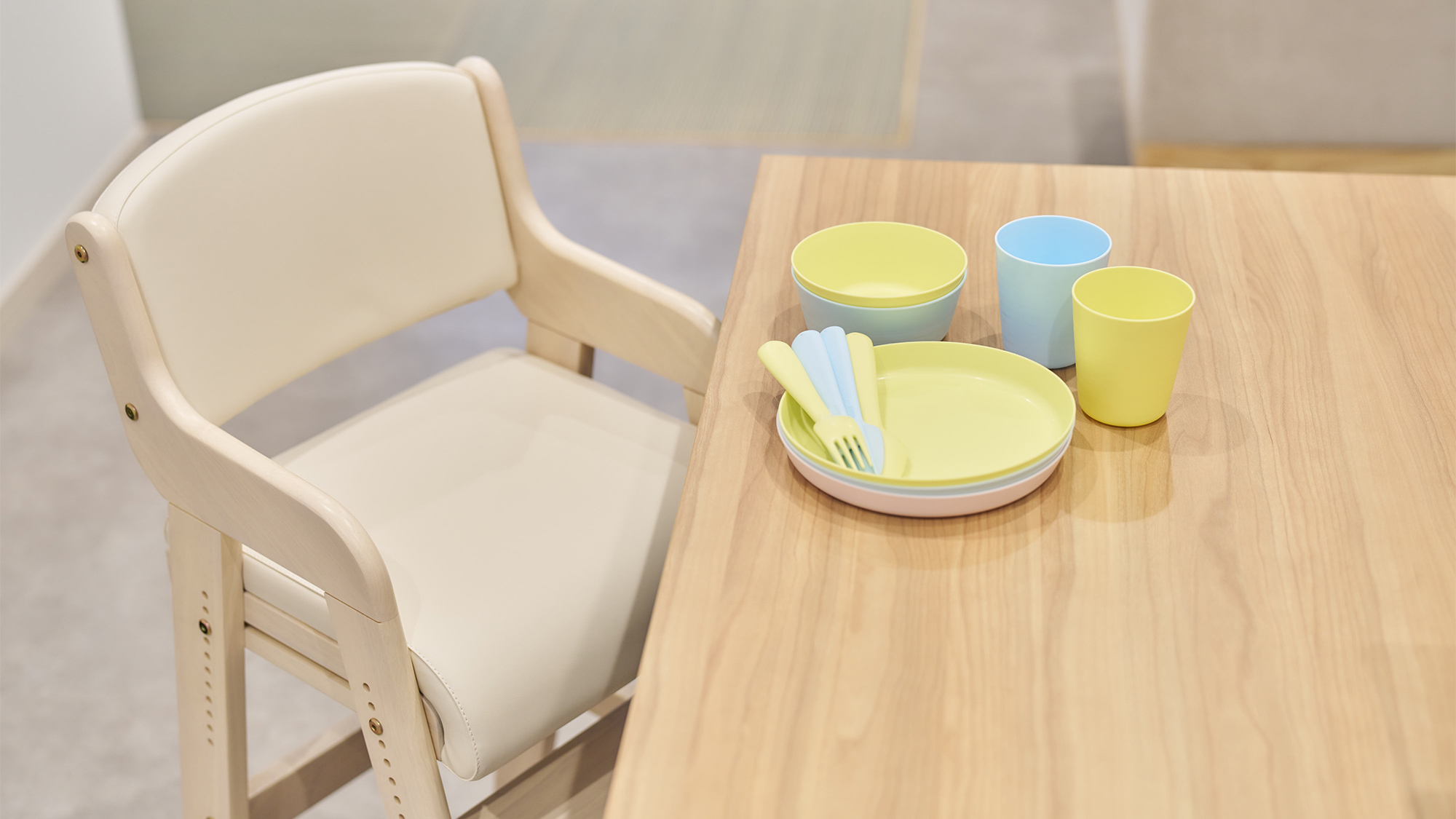 ・【キッズ用品】お子様用の椅子や食器類をご用意。身軽にご滞在いただけます