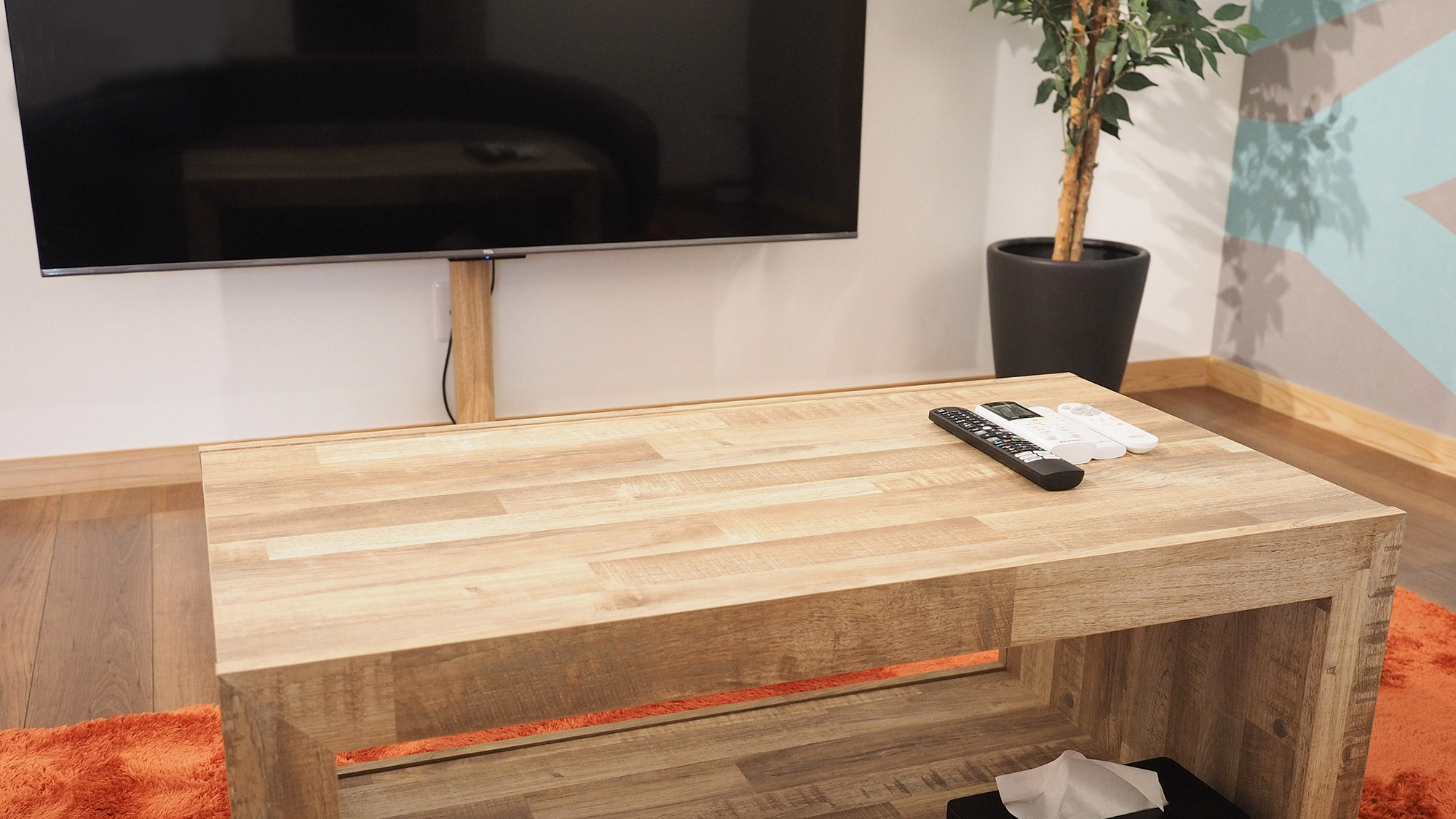 ・【2Fリビング】木目調で見た目がかわいいテーブル。下に小物を置けるのも便利です