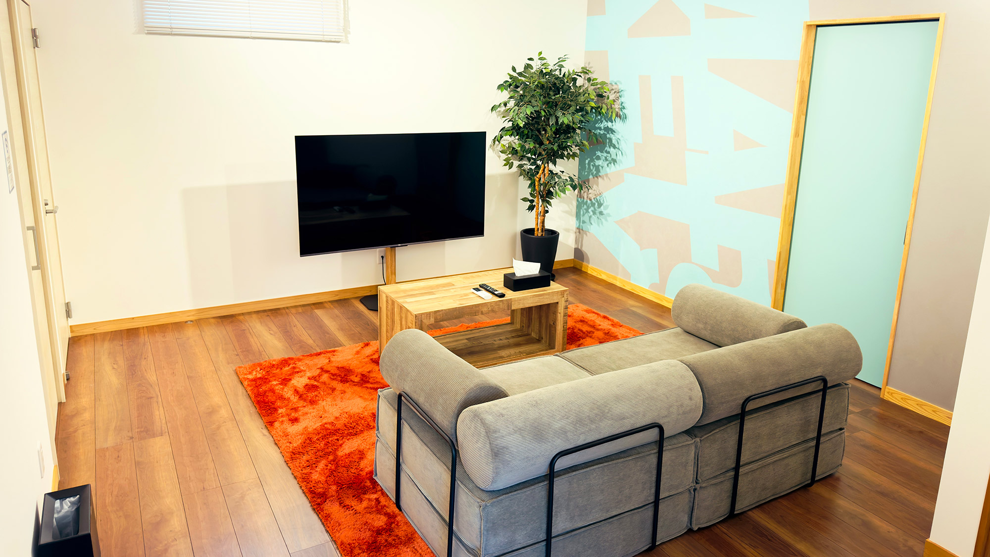 ・【2Fリビング】ゆったり足を伸ばしてテレビを見たり、リラックスしてお過ごしください