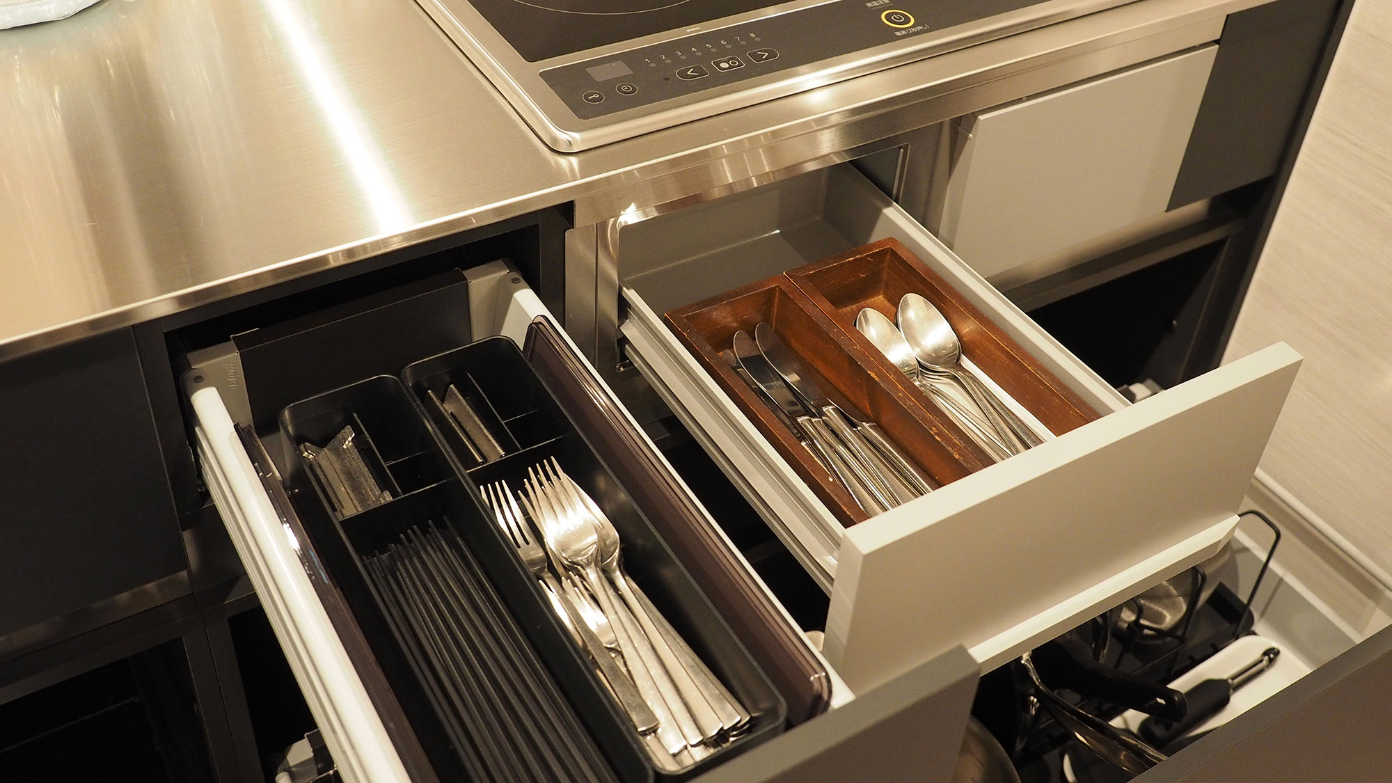 ・【キッチン】大人数でご利用いただけるよう、カトラリーも複数ご用意しております