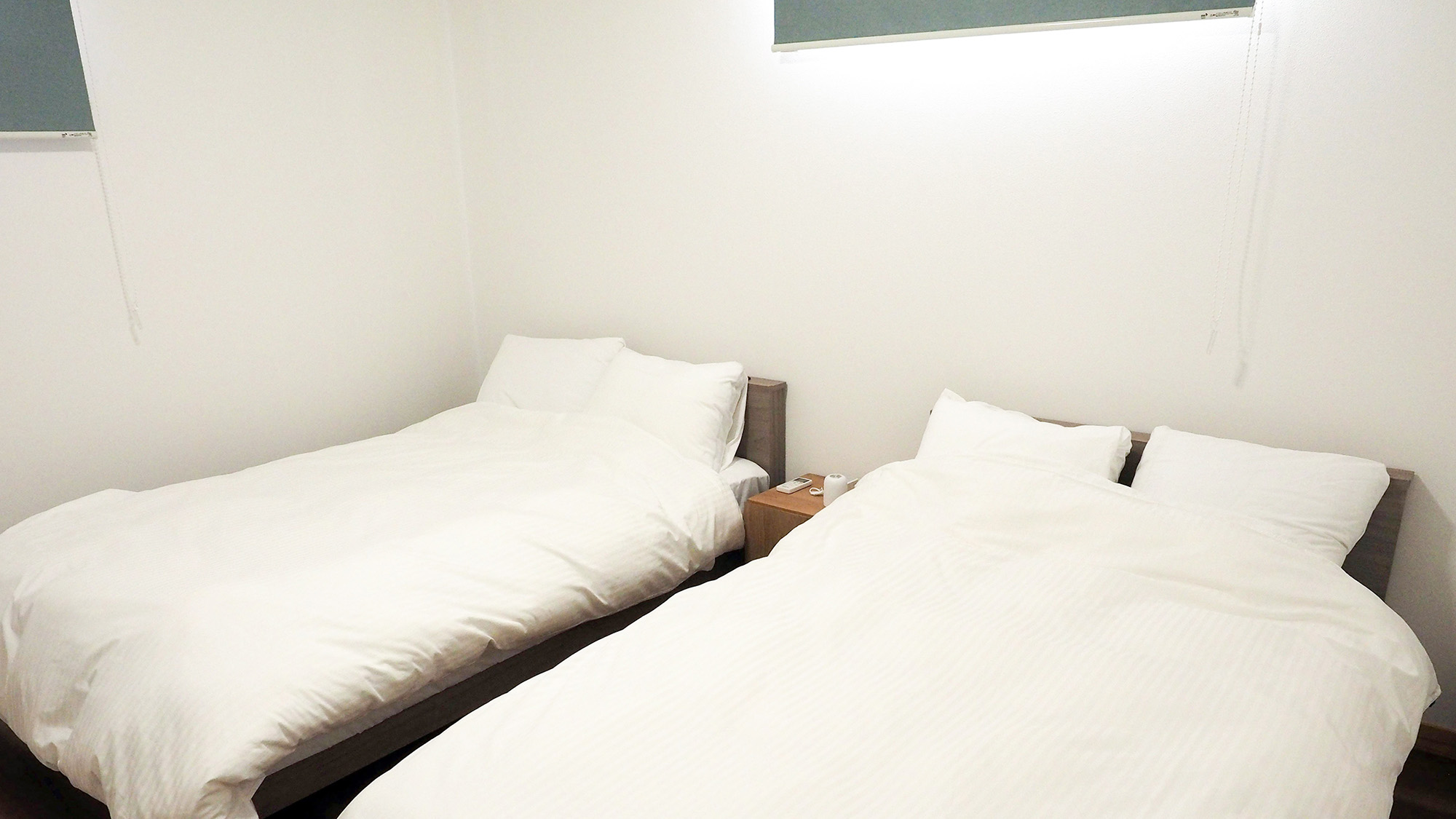 ・【ベッドルーム1】セミダブルベッドが2台あり、グループ旅行でもゆったりお寛ぎいただけます