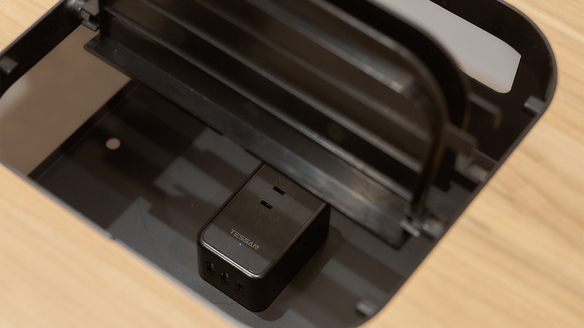 ・【テーブルコンセント】コンセントを探す手間不要です。団らん中も充電可能です。