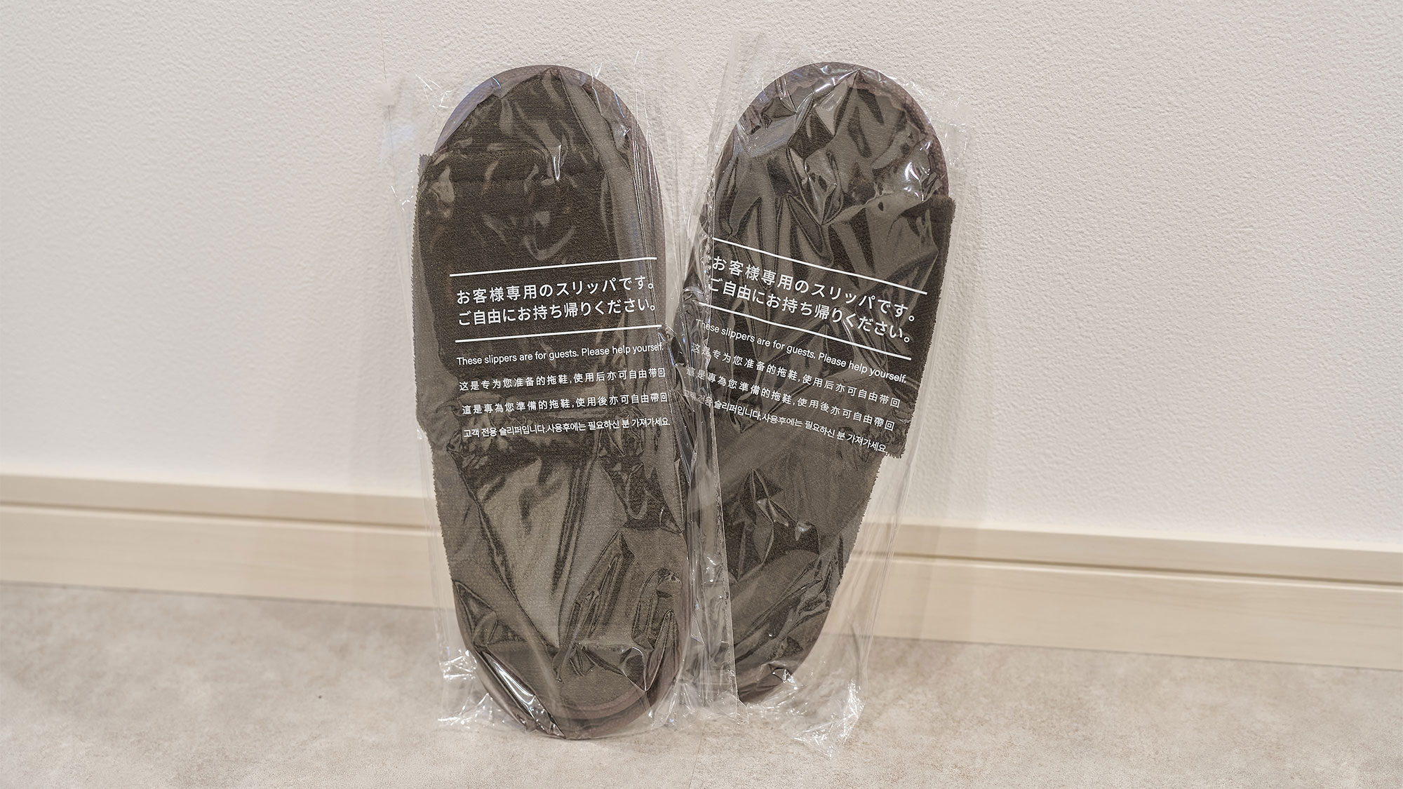 ・【スリッパ】お部屋での移動を快適にサポート。清潔にお過ごしいただけます