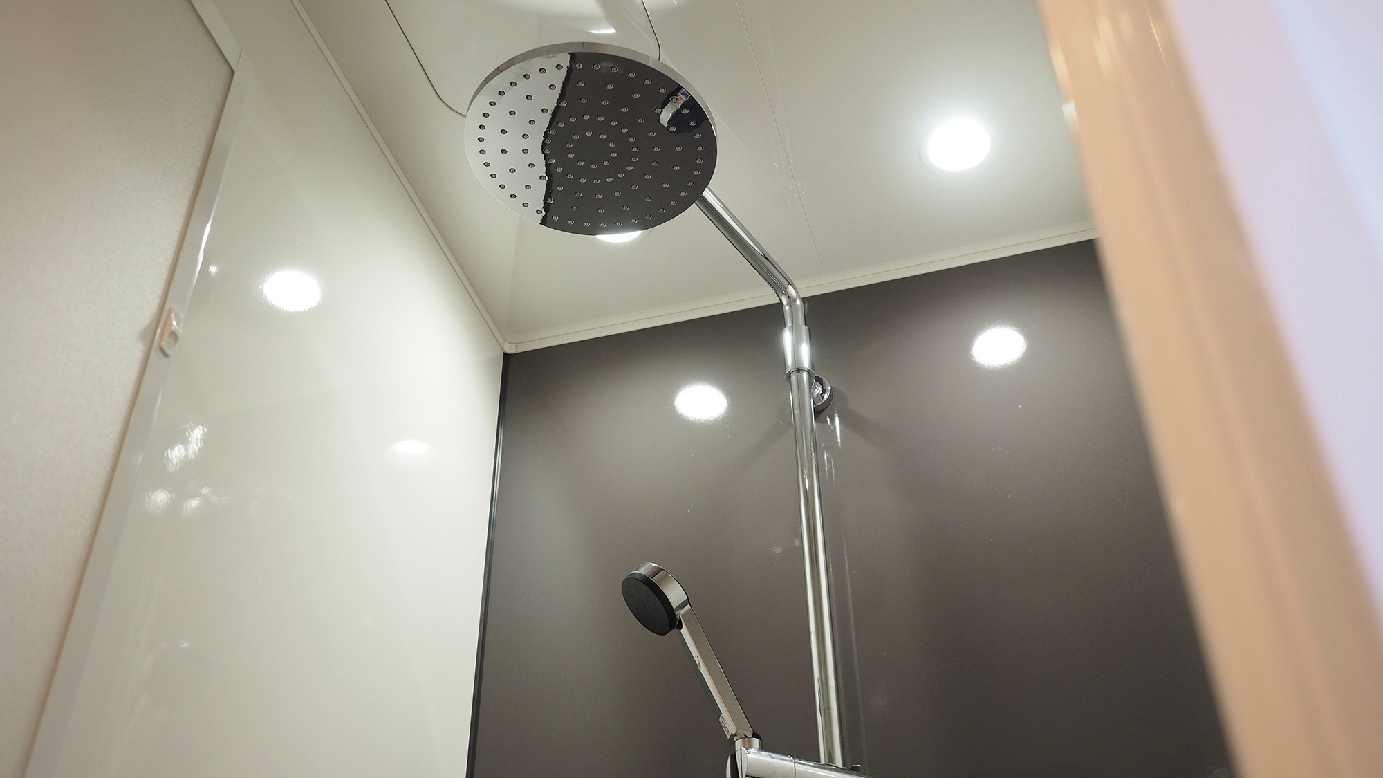 ・【シャワールーム】ハンドシャワーの他にオーバーヘッドシャワーもございます