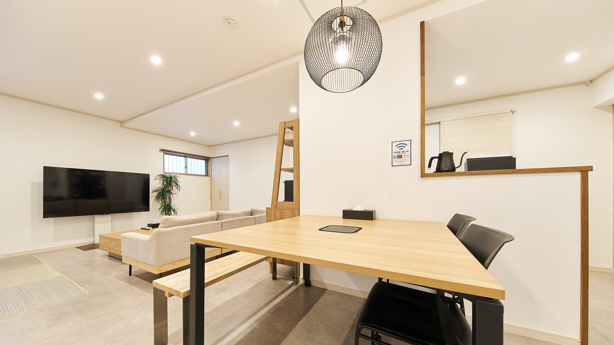 ・【ダイニング】4人掛けテーブルをご用意。開放感あふれる空間で楽しい時間をお過ごしください