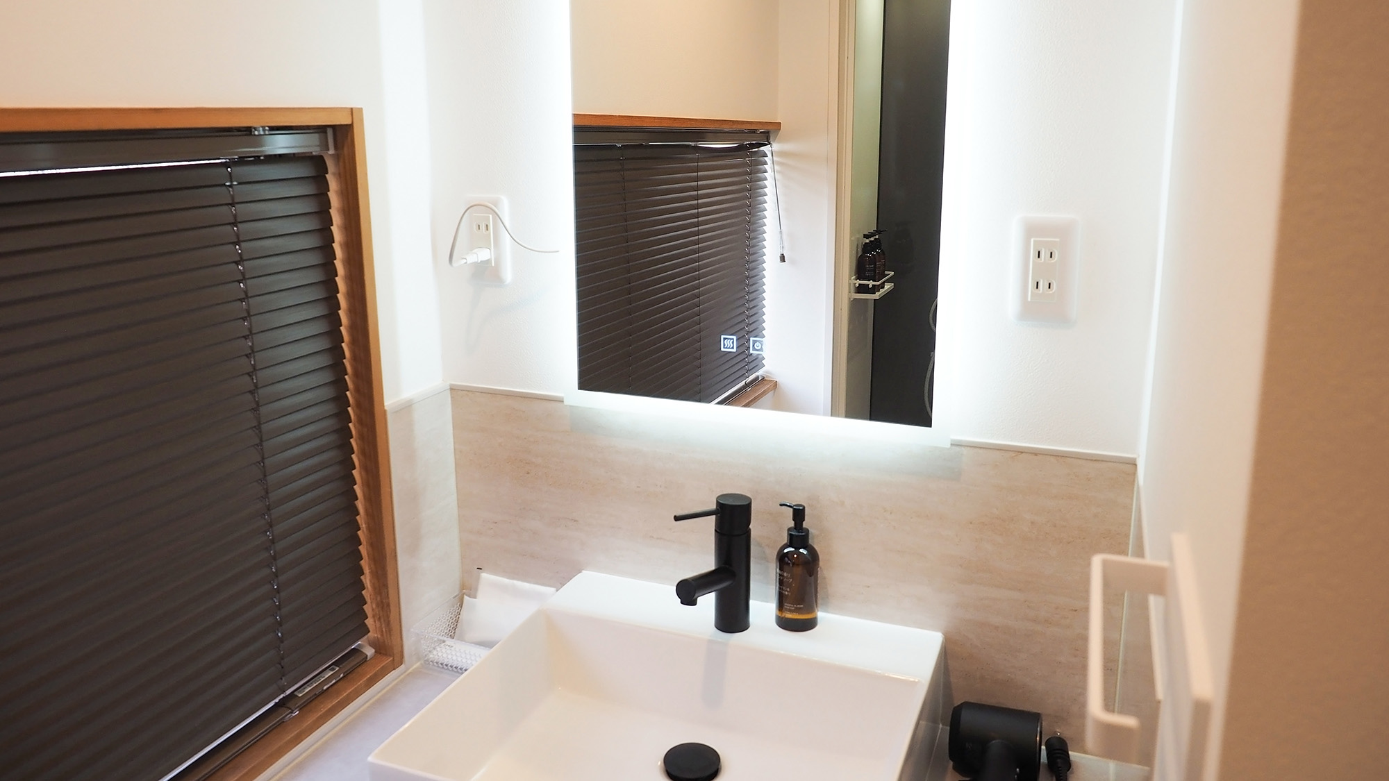 ・【1F洗面所】ゆとりある広さの洗面所で、朝の支度をストレスなく行っていただけます 