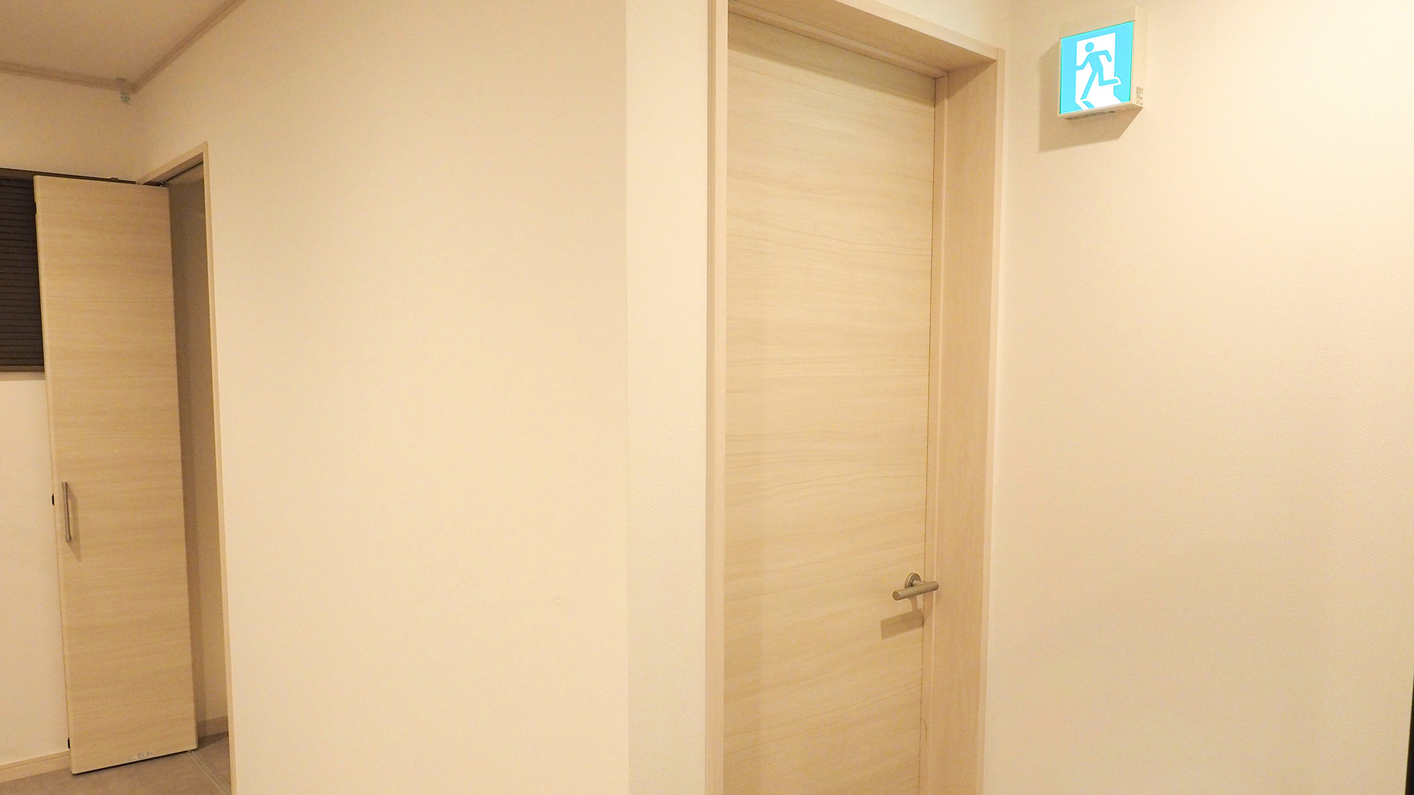 ・【1F】非常口の案内がございます